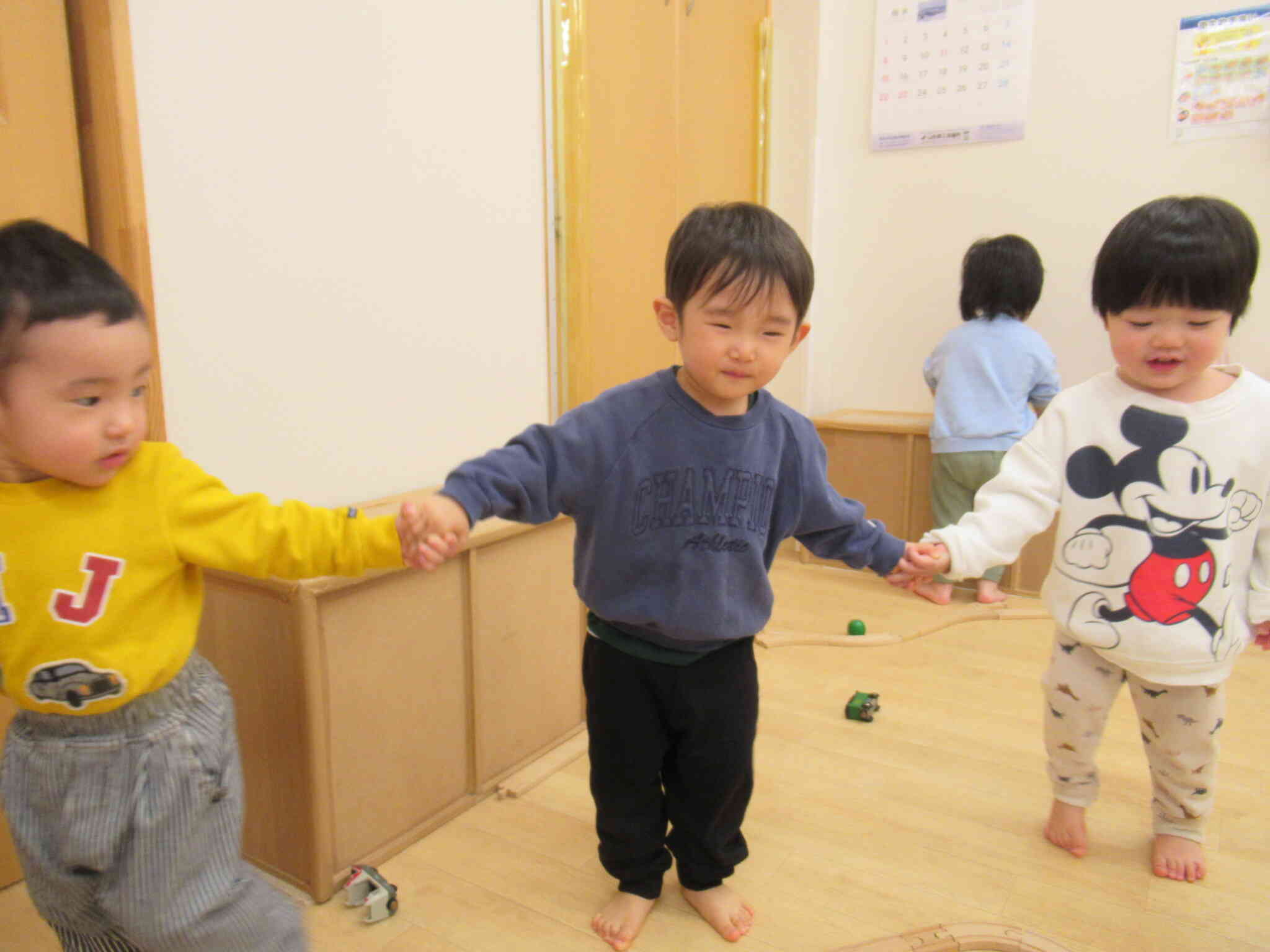 お友だちと一緒にお散歩楽しいね♪