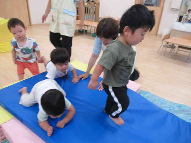 運動遊びにも挑戦！坂を上って下りてみよう♪