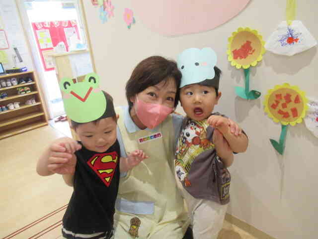 1歳児あひる組さんはお面を付けてハイチーズ♬