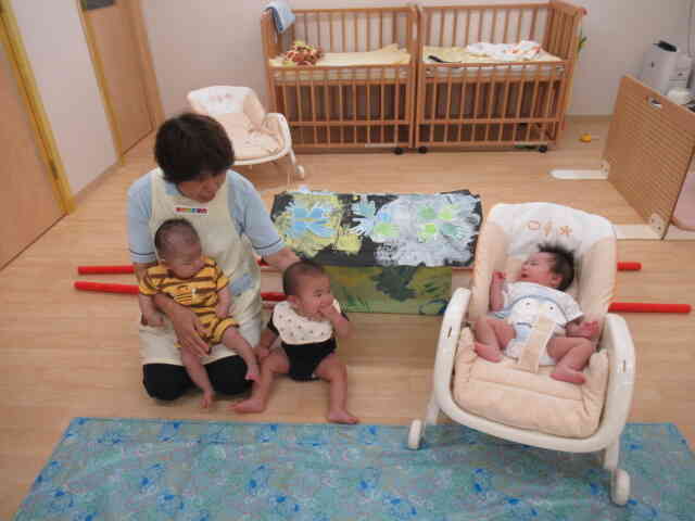 0歳児ひよこ組さんもおみこしの前でポーズ♪