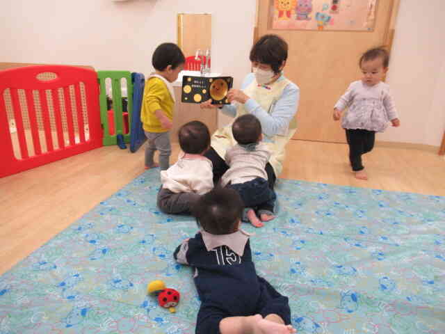 絵本が大好きなひよこ組さんです。絵本を持ってくるとみんな集合してくれます。