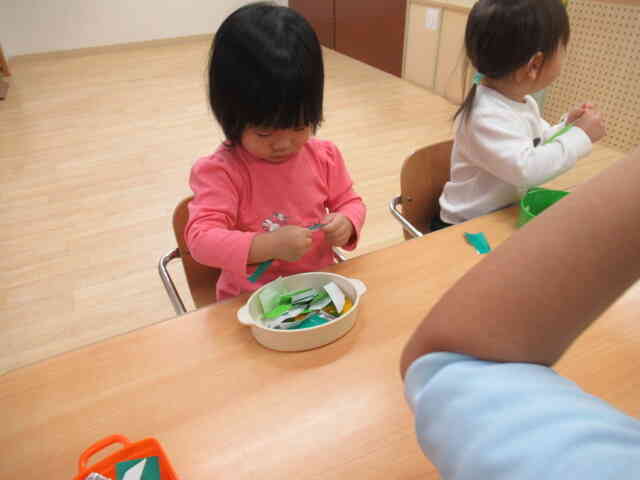 小さいお手々で一生懸命ちぎっています。
