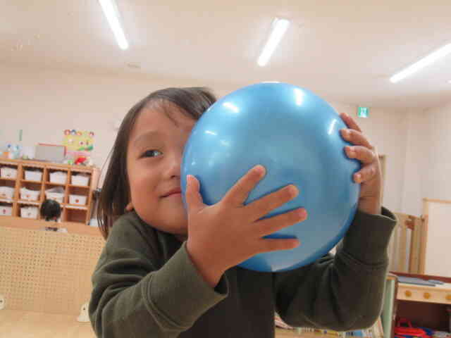 お散歩から帰ってきたうさぎ組さん。ボールで遊びました。