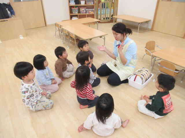 みんな上手に先生のお話を聞いてます。