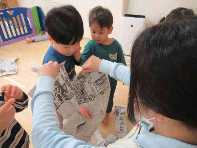 うさぎ組さんは新聞紙遊び♪アチョー！！
