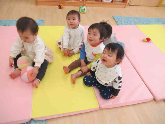 保育者のお手玉の手さばきが面白かったようで、ひよこ組さんニッコリ(*^U^*)
