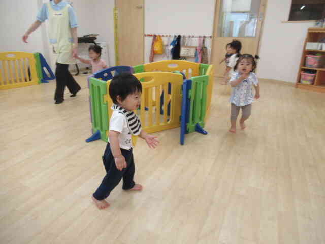 ０歳児ひよこ、１歳児あひる組のお友だちもがんばって走りました！！