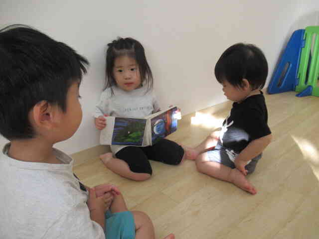 夕方の様子です。絵本を読んであげていて微笑ましかったです。