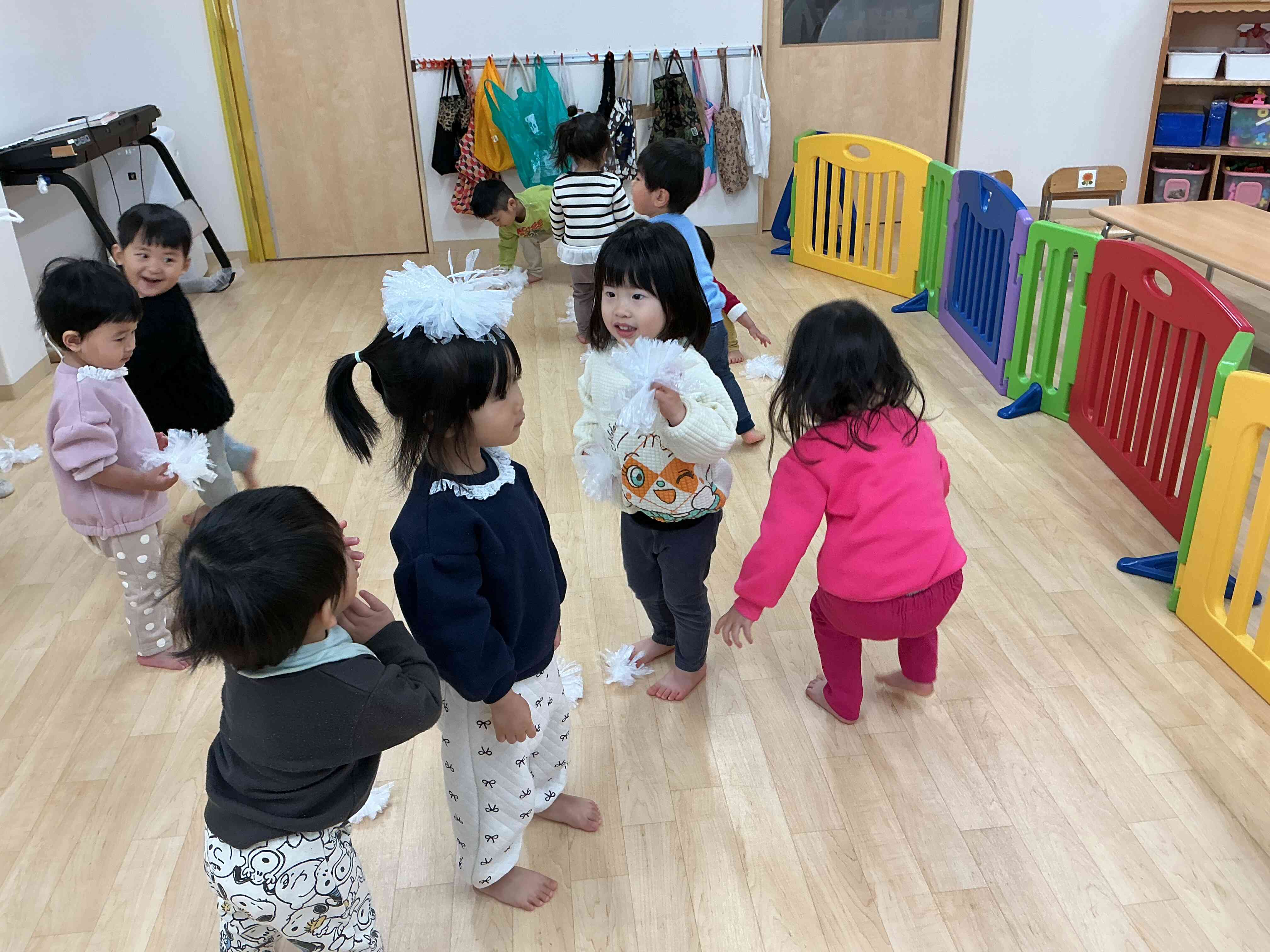 英語の後はみんなで作ったポンポンで雪合戦ごっこをしました⛄️