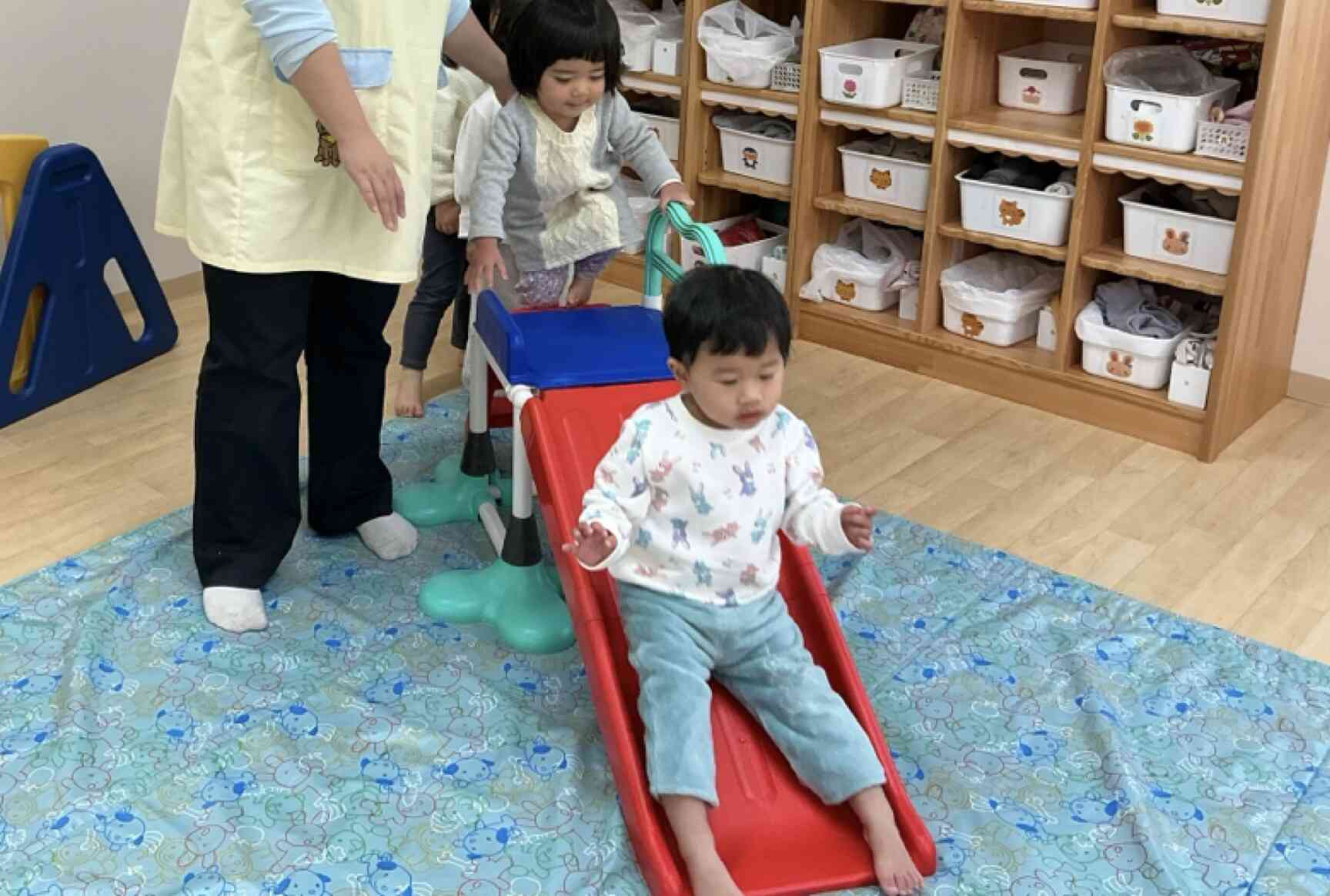 大人気の滑り台です