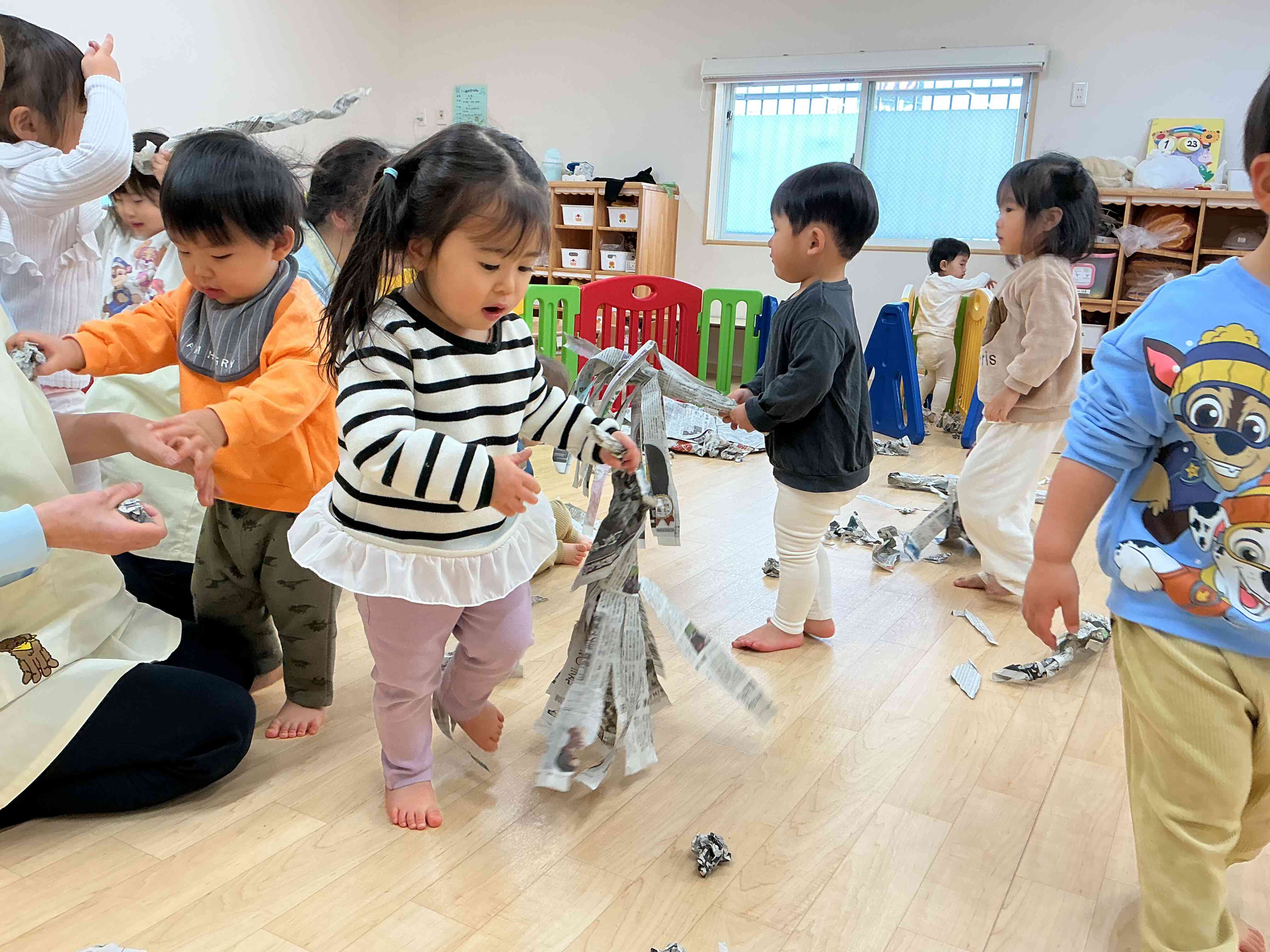 新聞紙あそびをしました