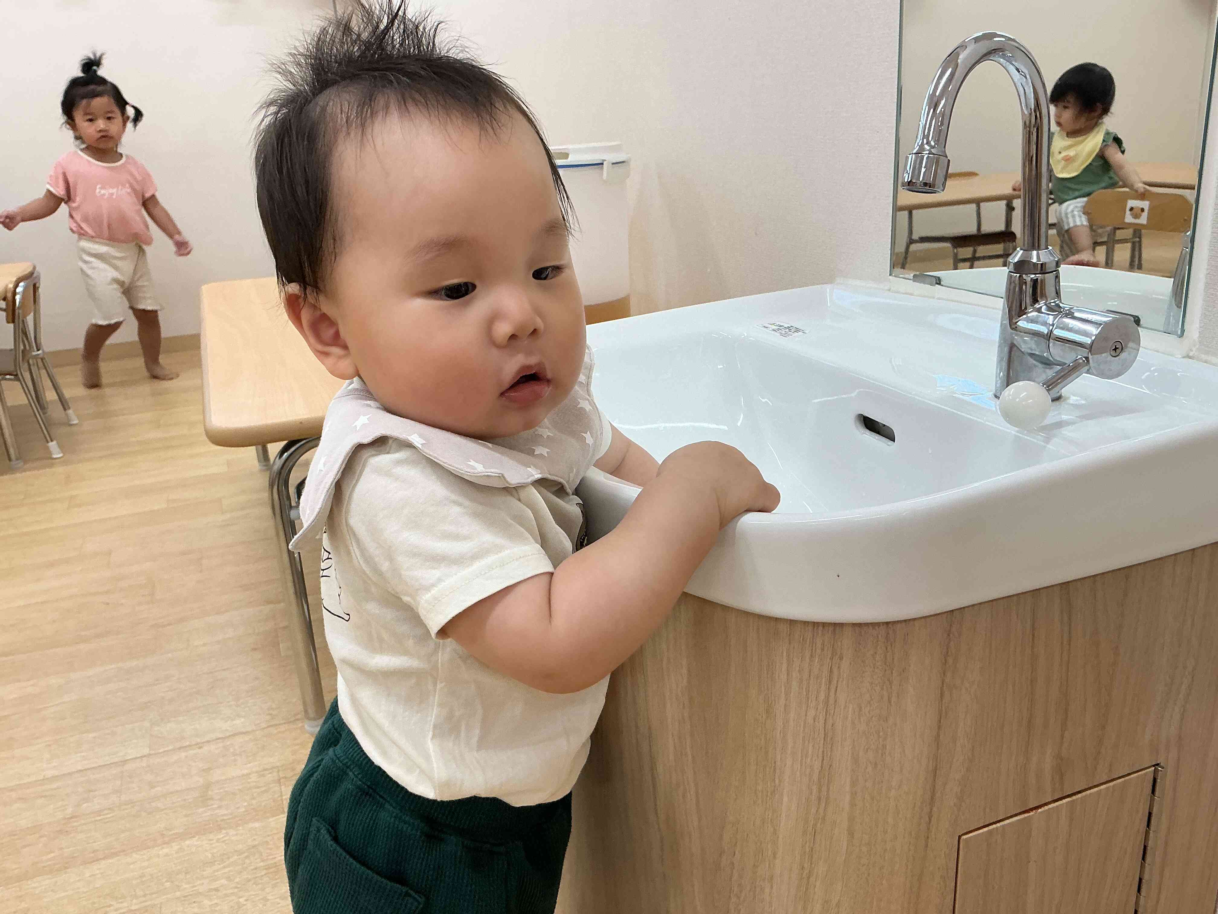 水道が気になる様子です♪
