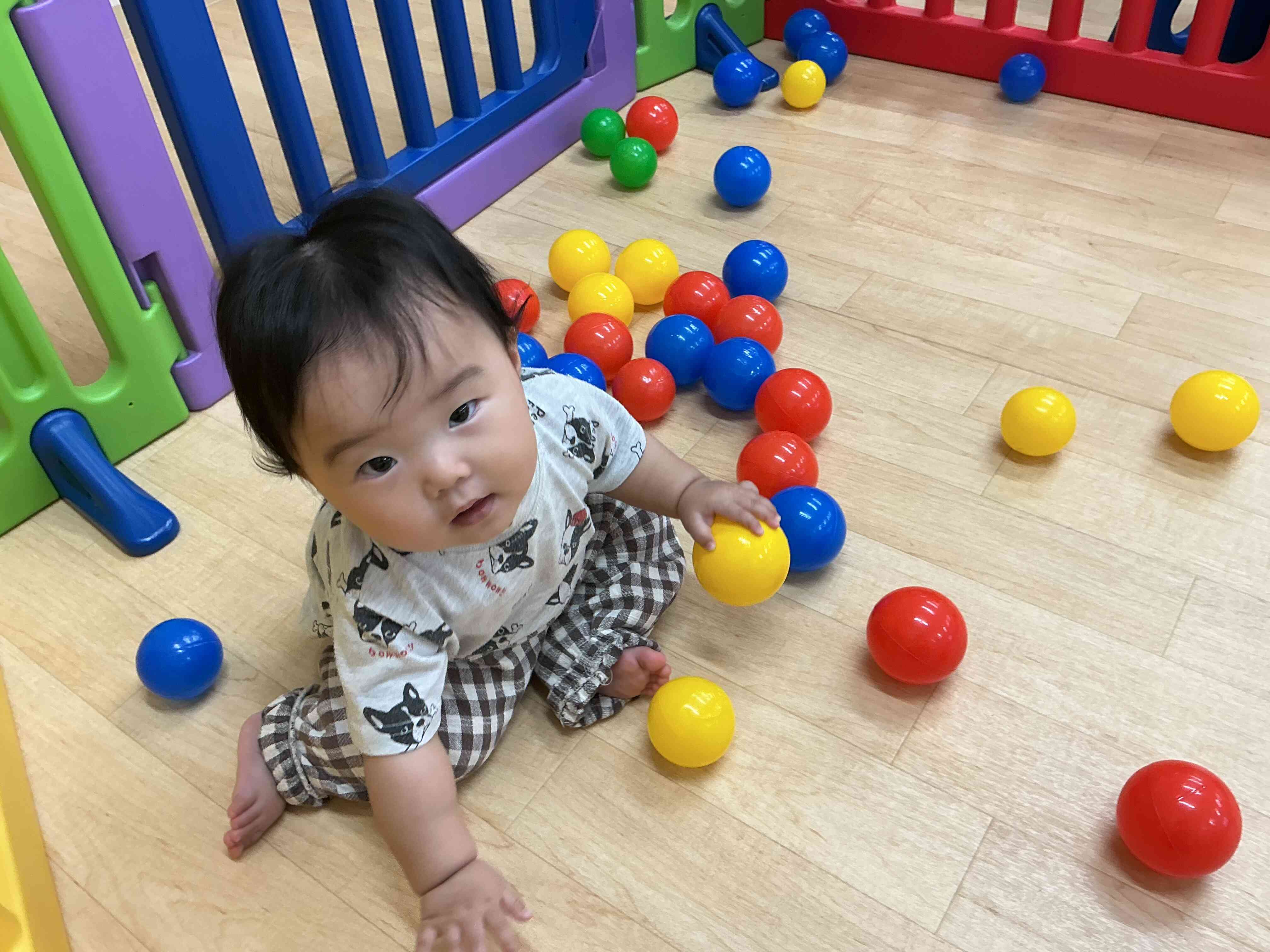 0歳児さんもたくさんのボールに囲まれて楽しんでいます!