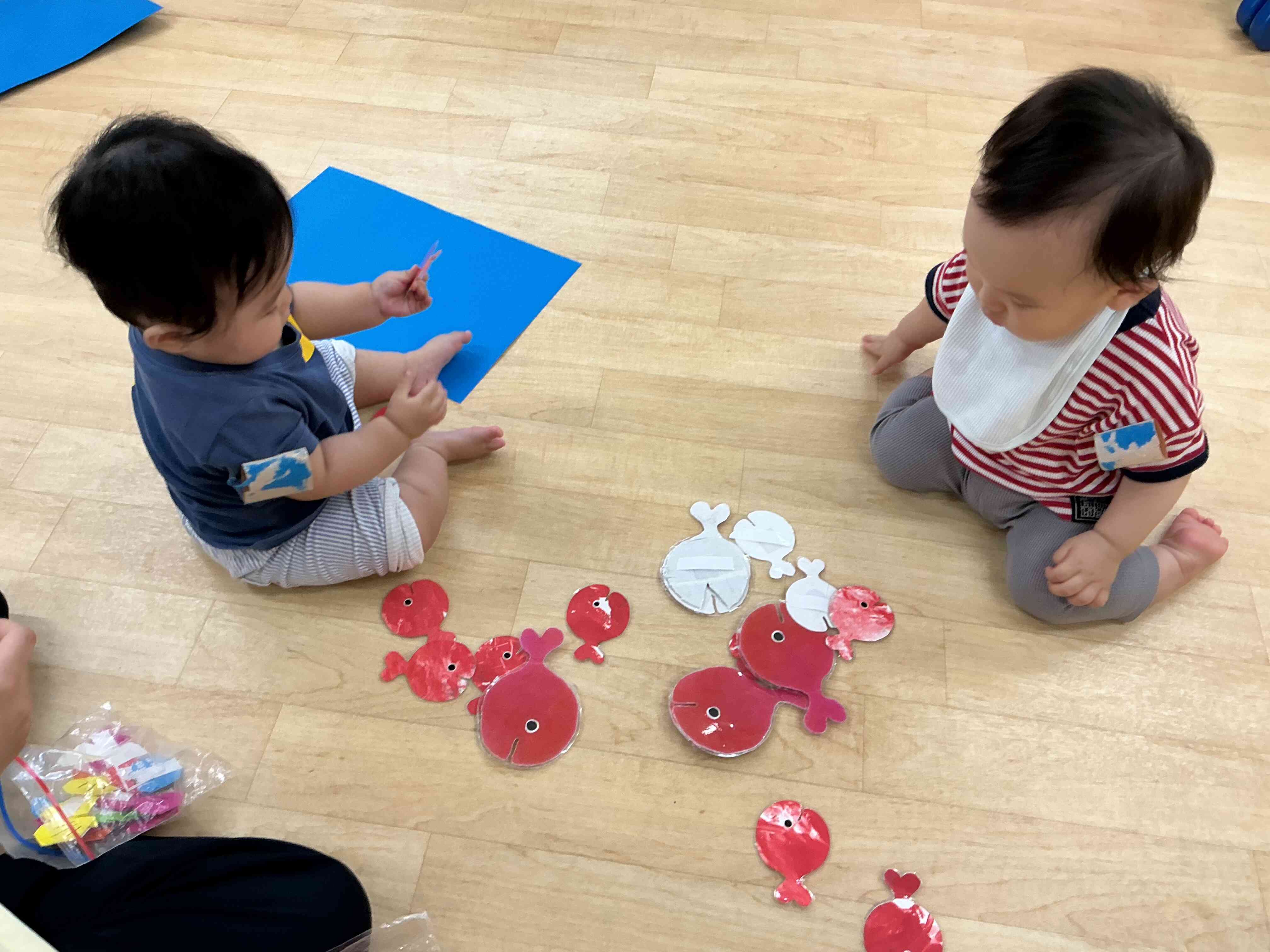 ０歳児もシールに興味津々！