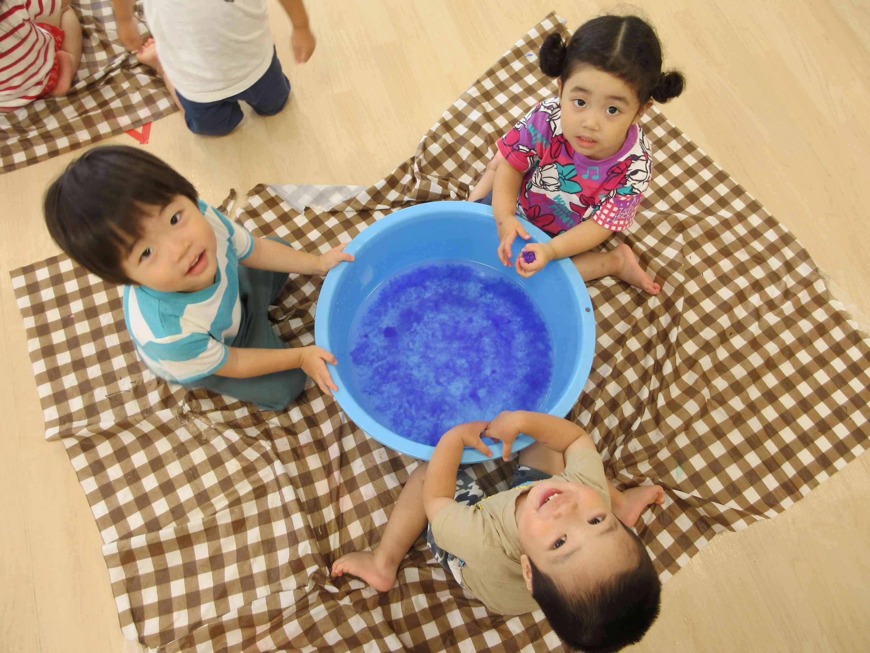 花紙が水に濡れて不思議な感触になったよ！