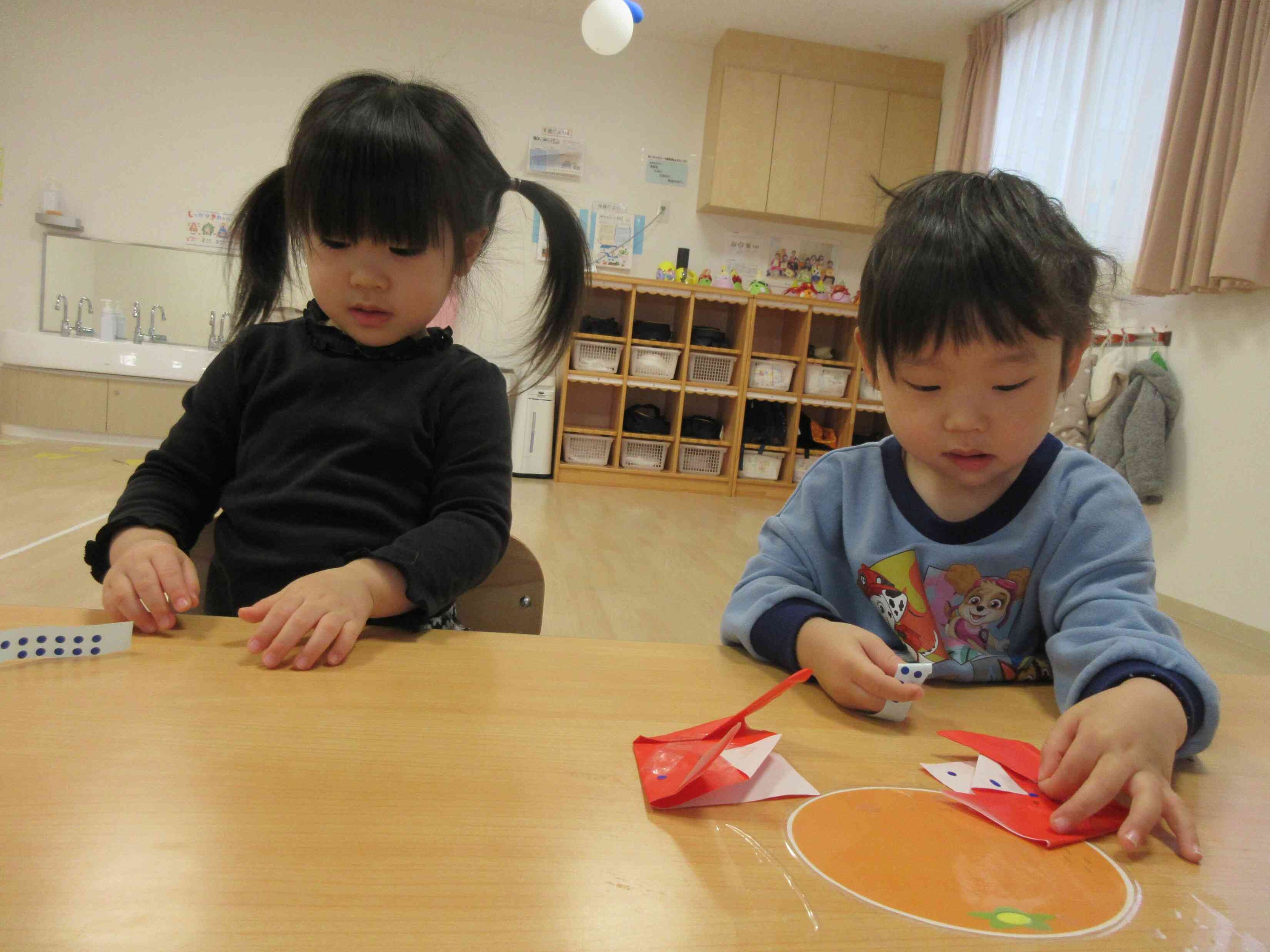 出来あがった作品に模様をつけて…。