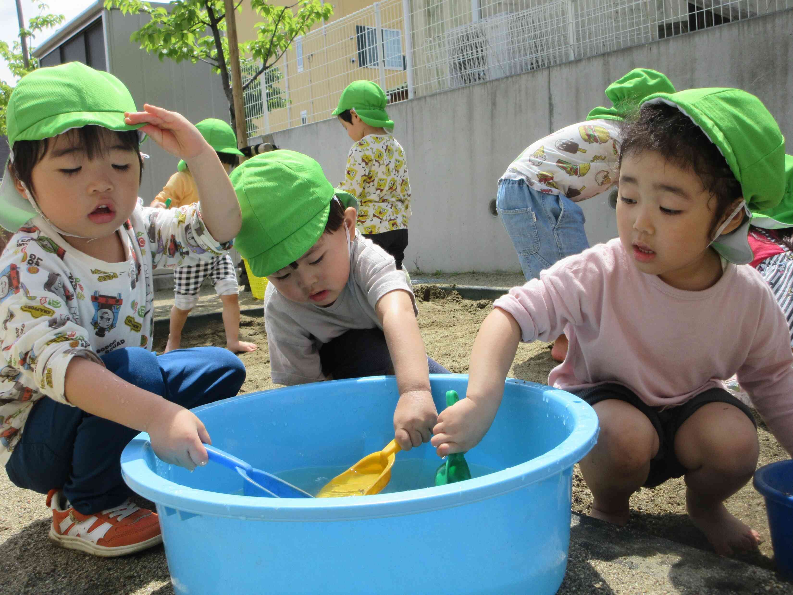 お水を一生懸命すくっています☆