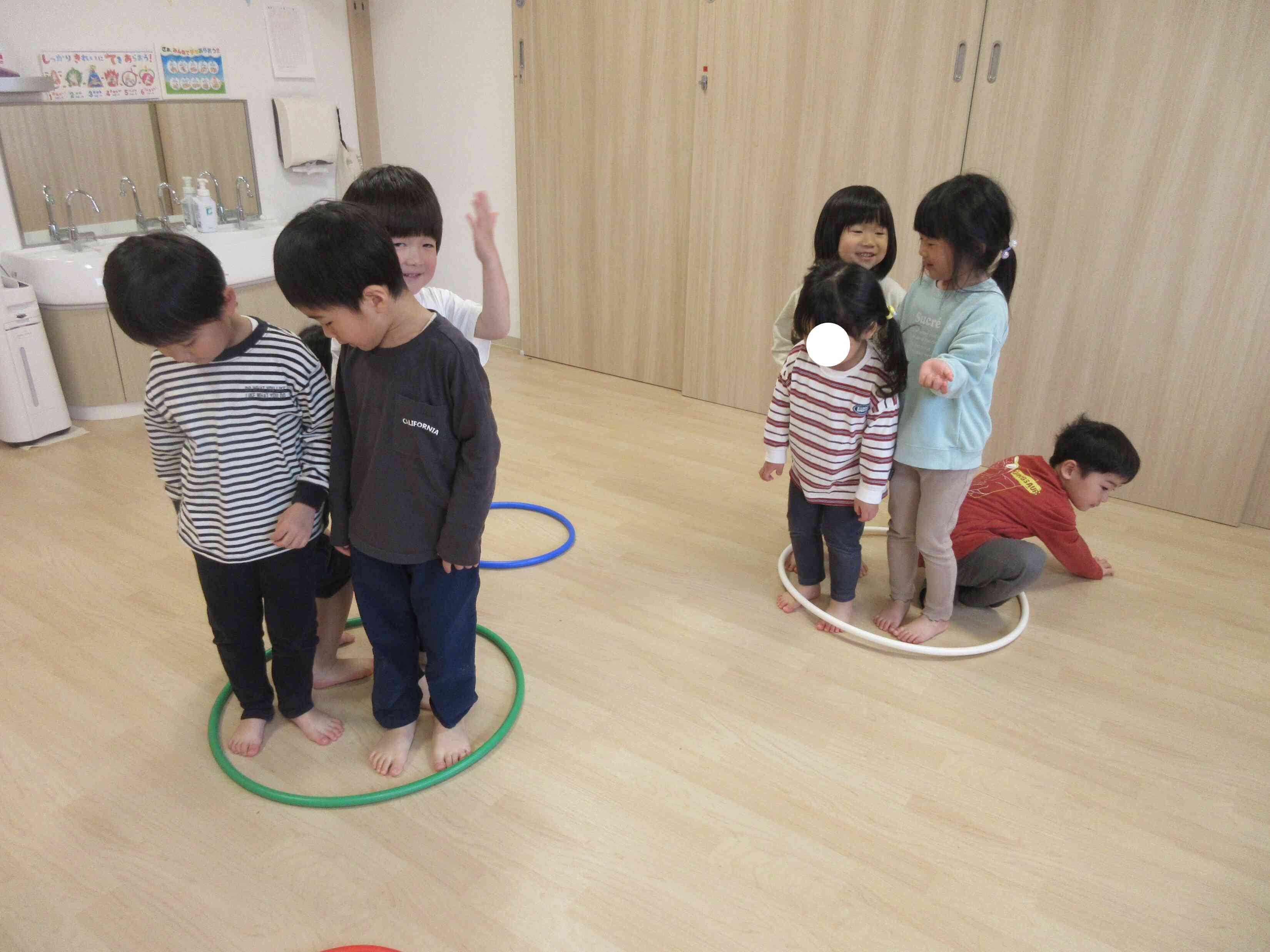 みんなフラフープの中に入れた？