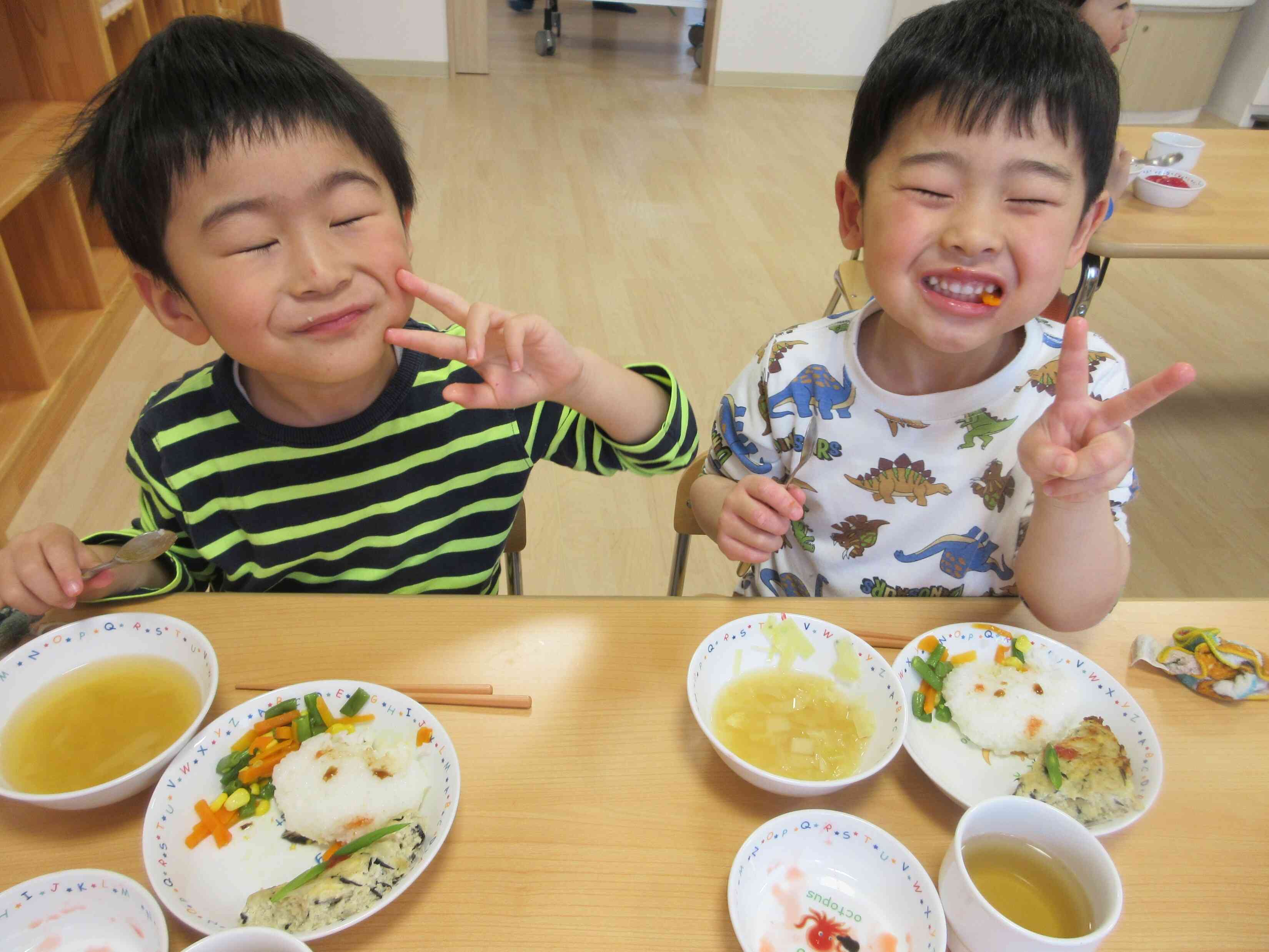 食いしん坊達にカメラを向けると幸せそうな顔でポーズしてくれました!