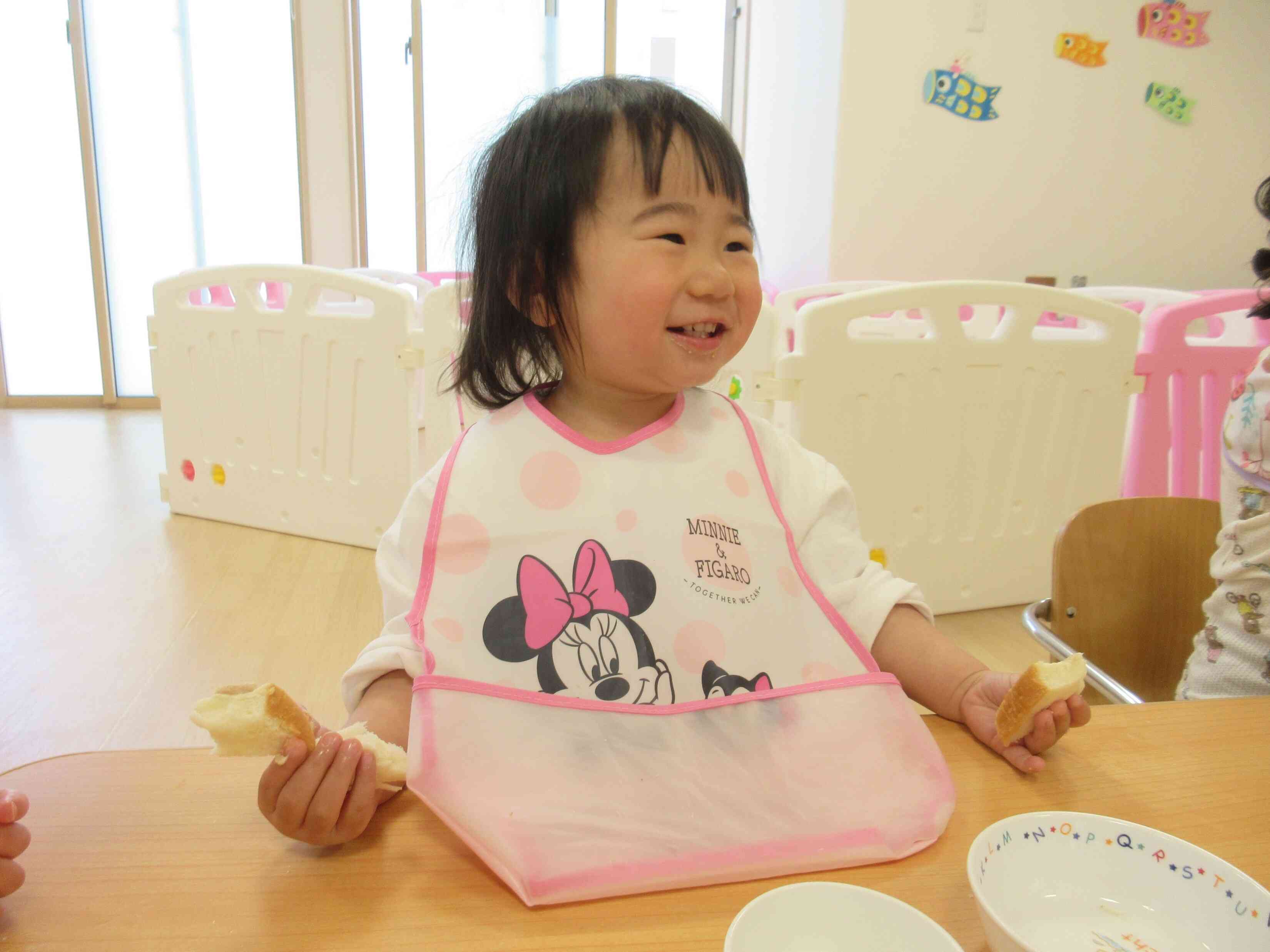 午後おやつのサンドイッチも美味しそうに食べてくれています♪