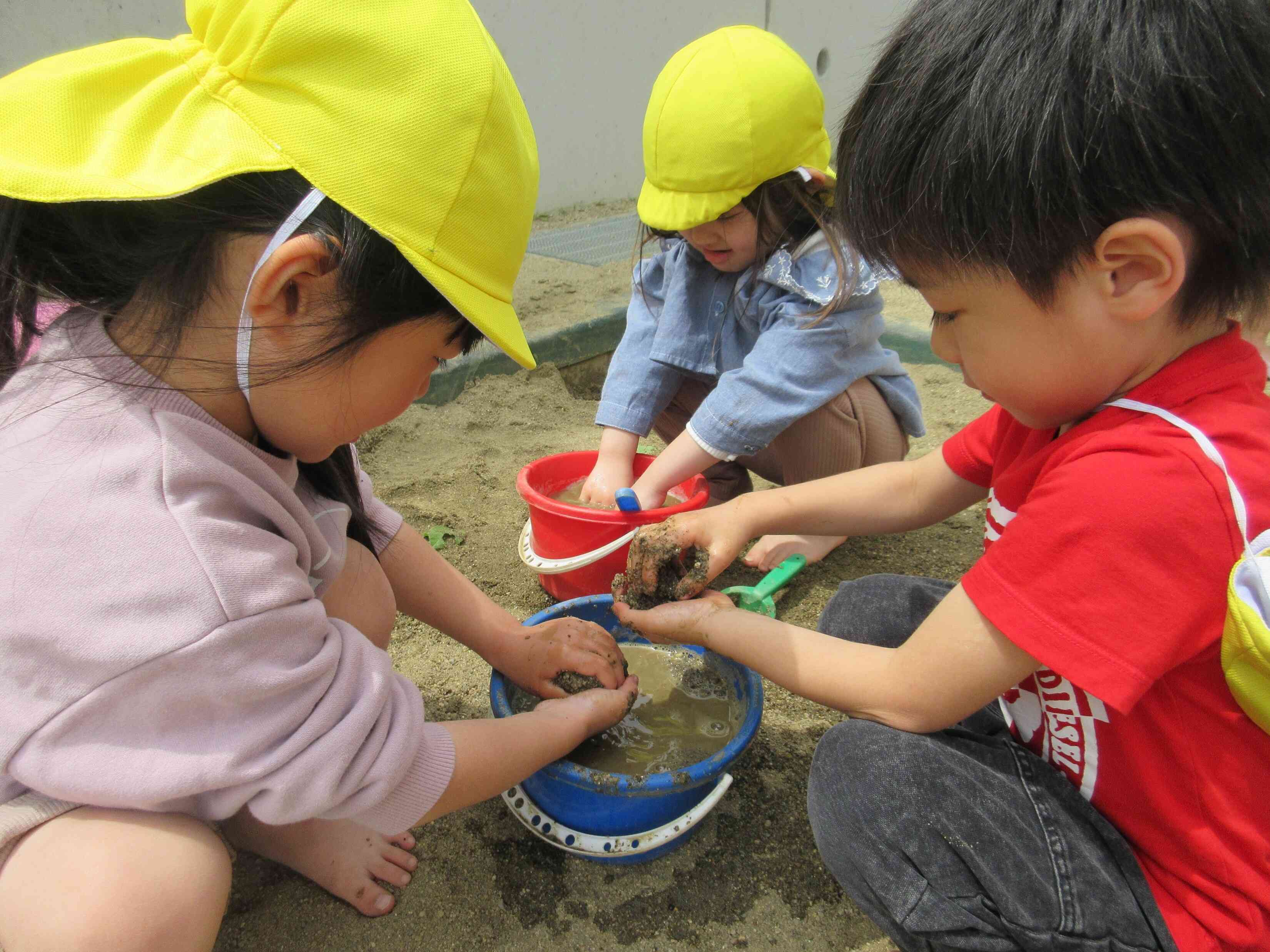 裸足でどろあそび気持ち良い！