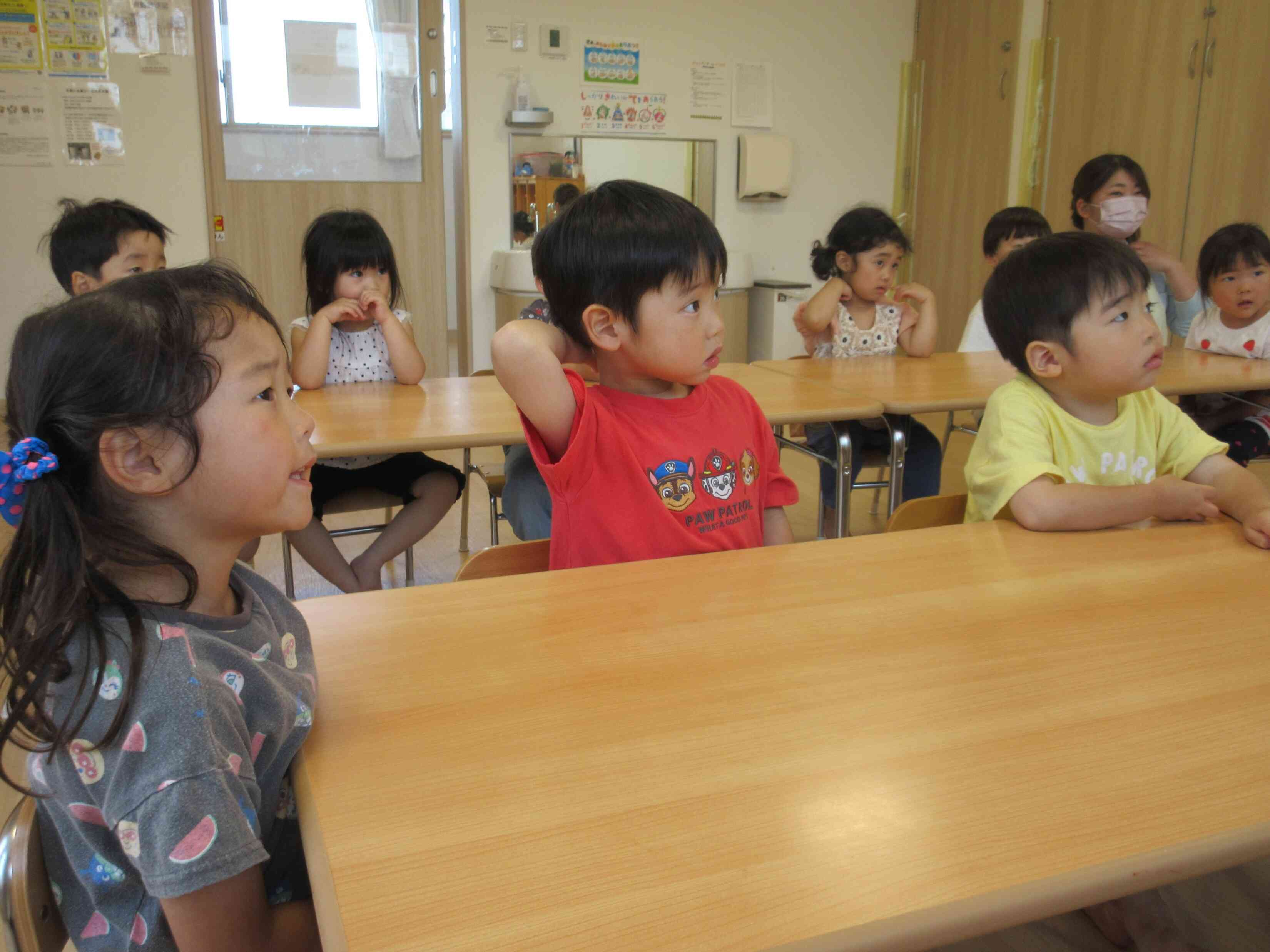 真剣にお話しを聞いています