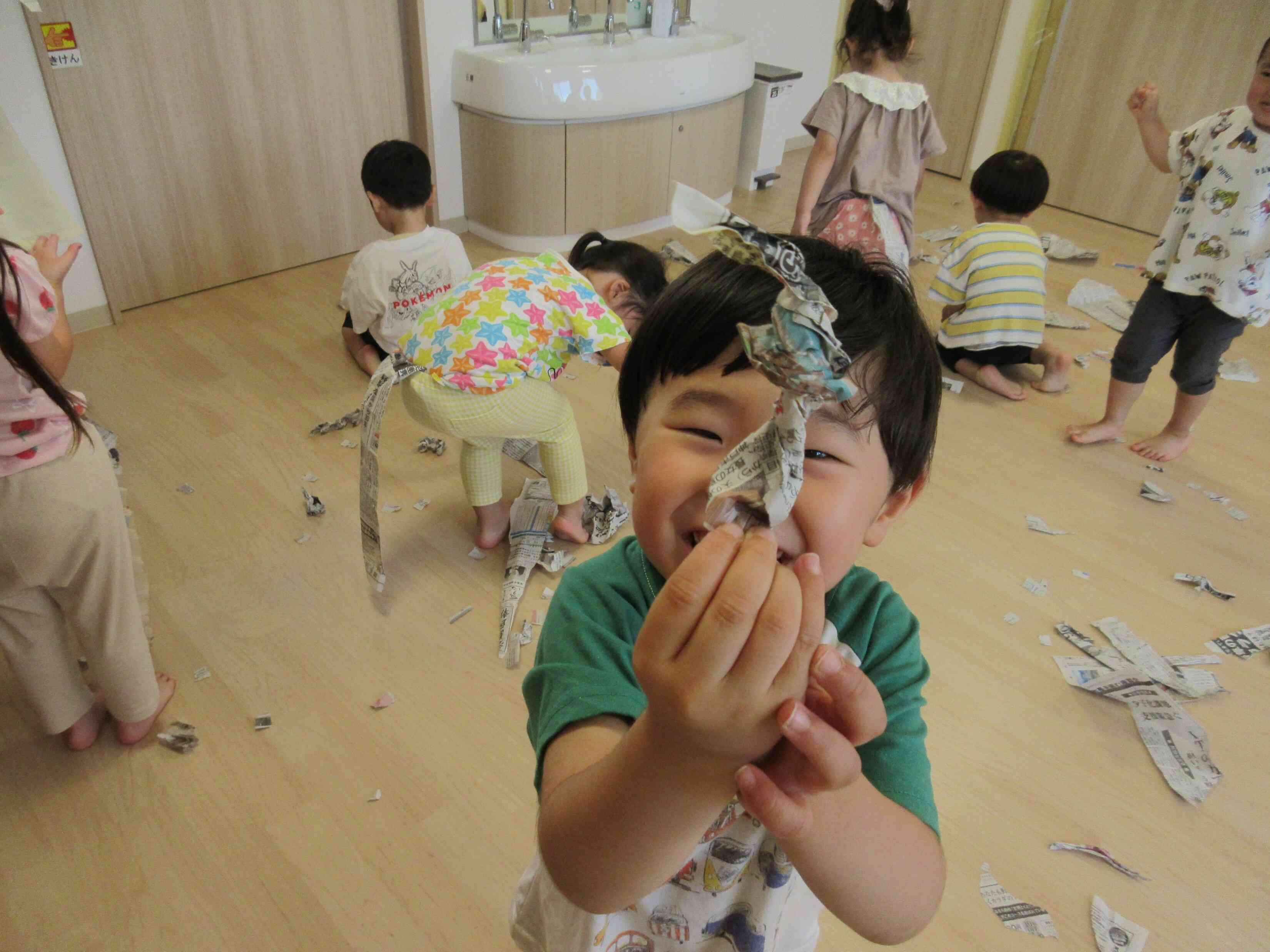 ３歳児～新聞紙遊び～