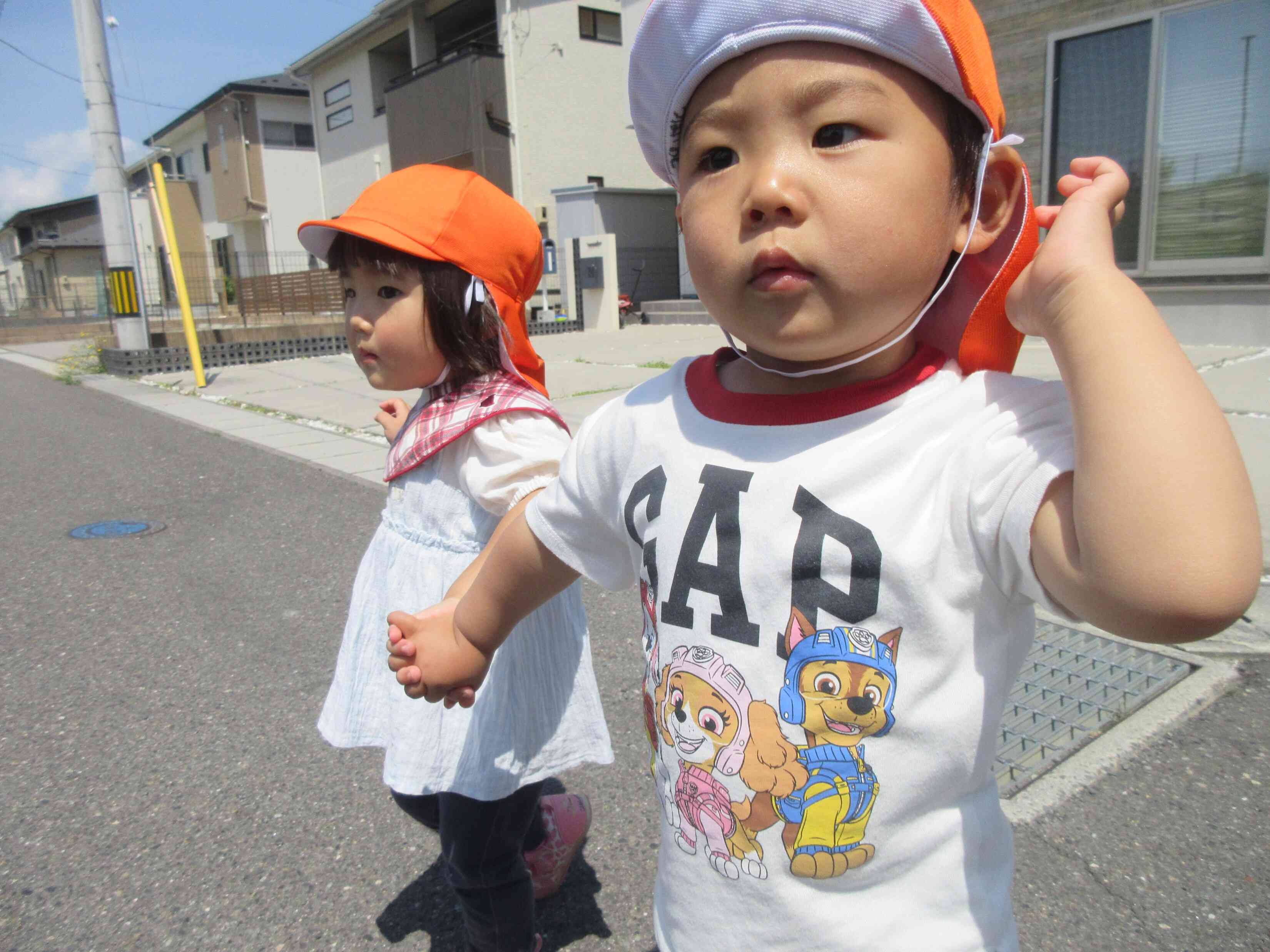 繋いでいない手を挙げて偉いねぇ～☆彡