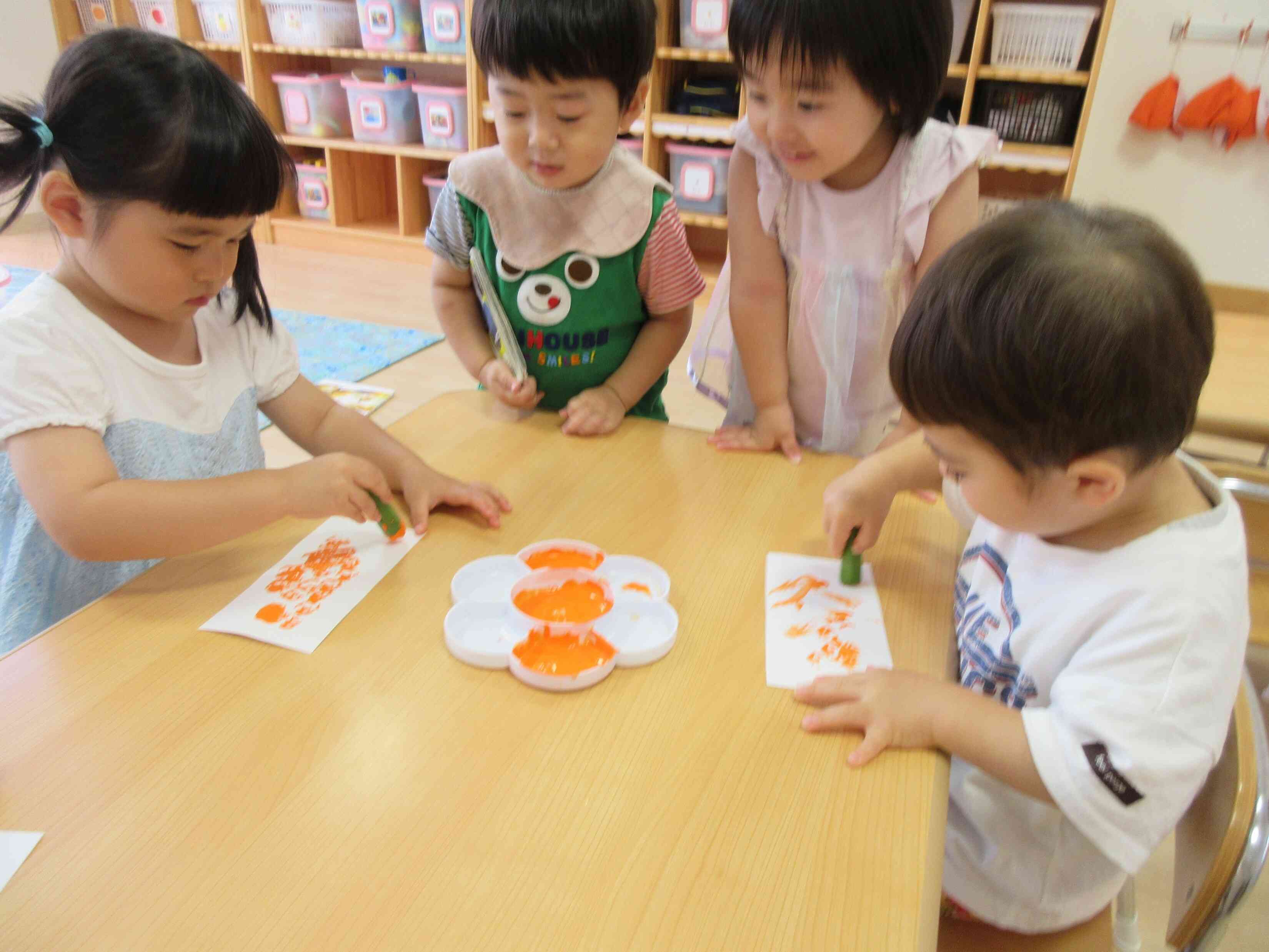 七夕製作ではオクラスタンプで模様付け♪　お友達もどれどれ～と見学中！