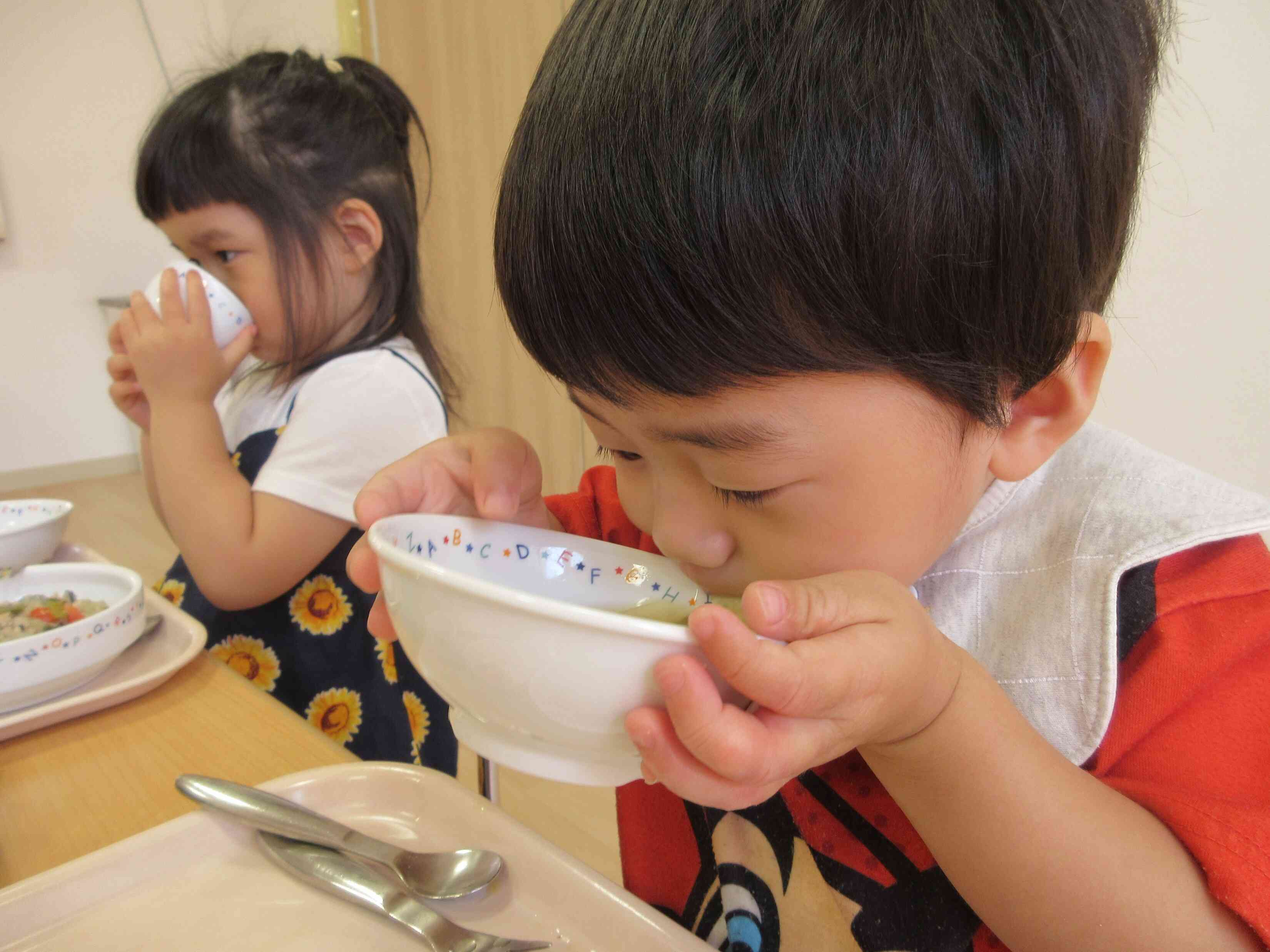 お茶碗を持って食べる姿も！どんどん成長が見られ嬉しいです。