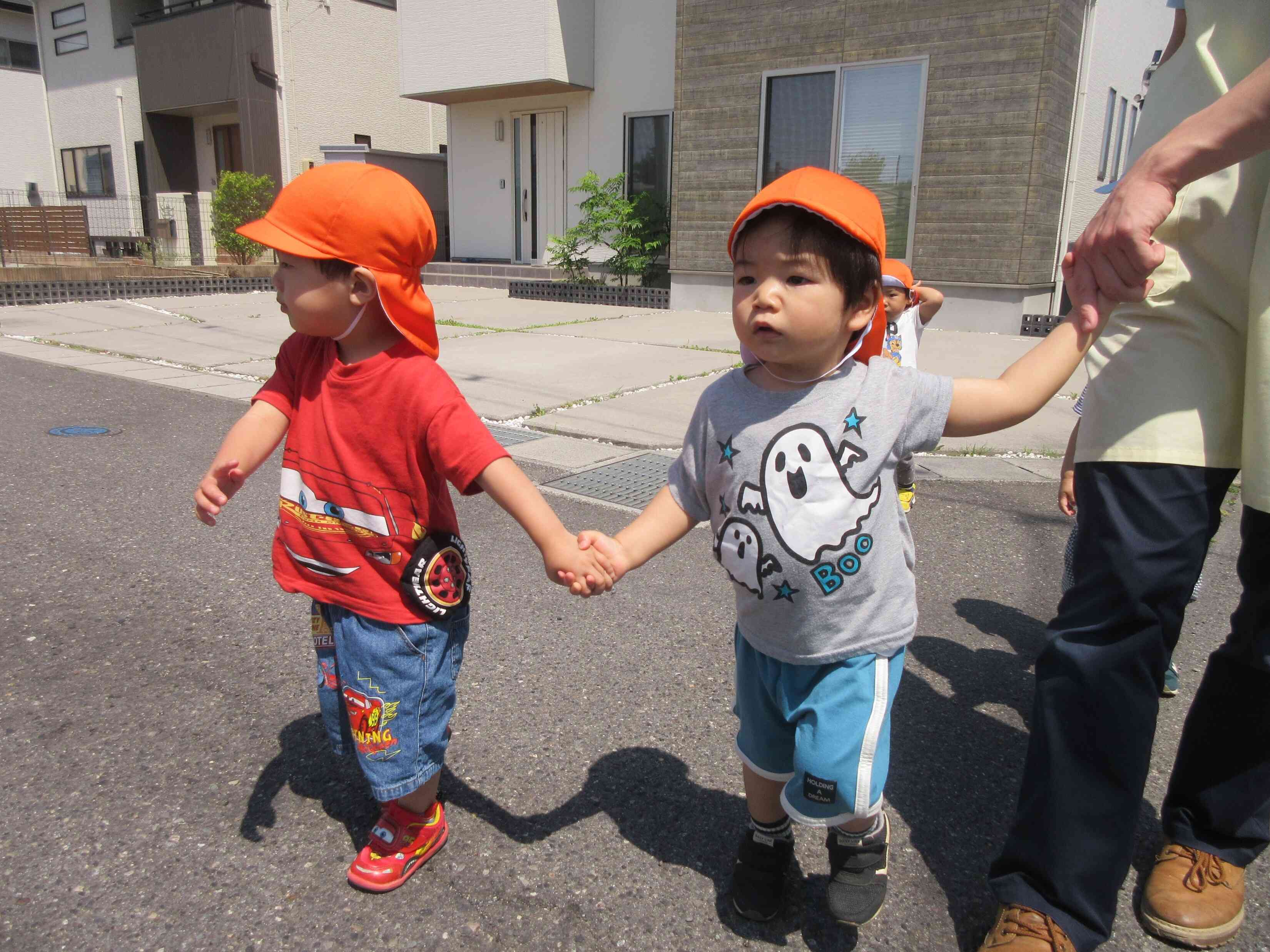 手を繋いで横断中！