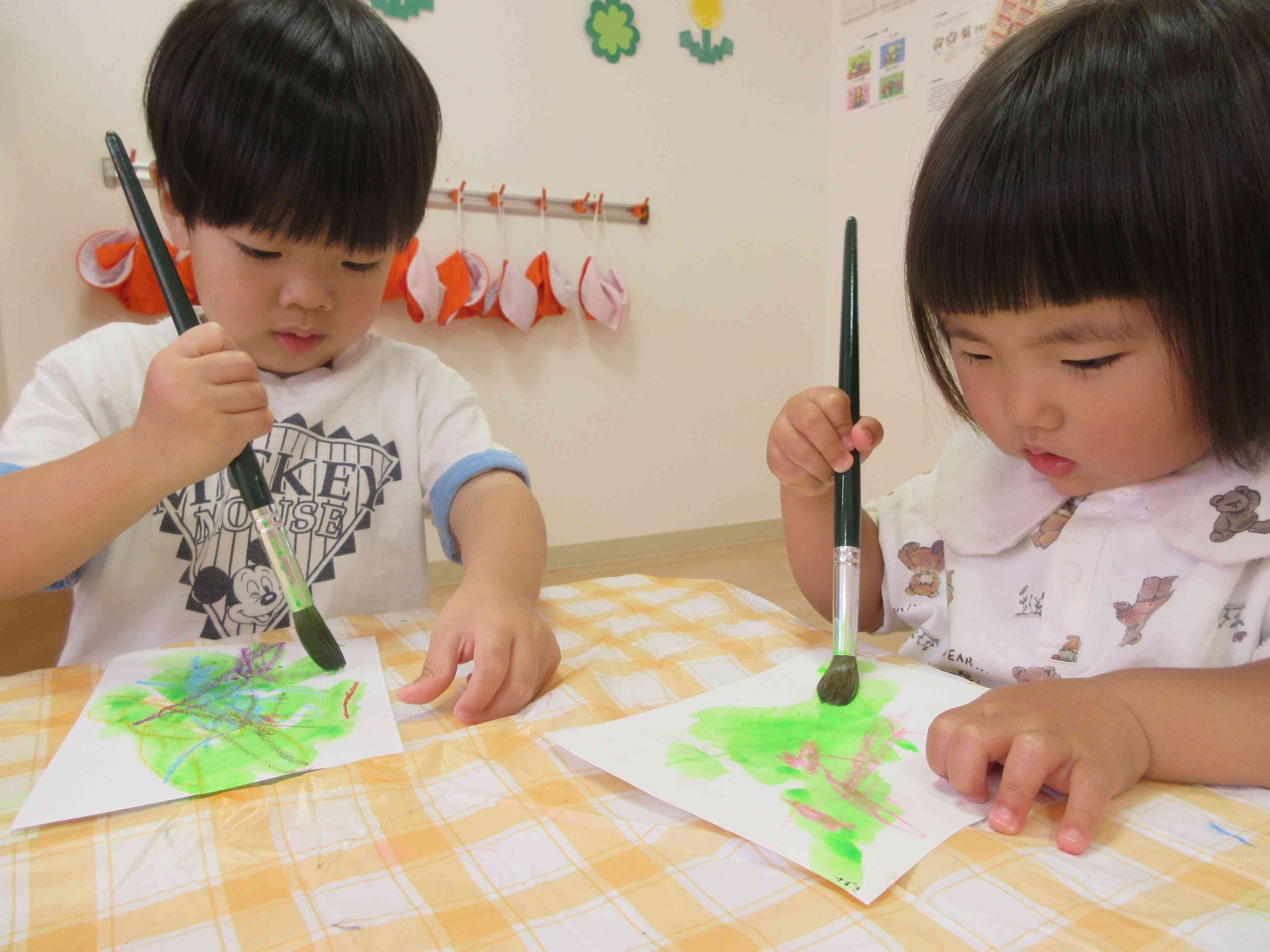 クレヨンと絵の具を使っての製作…真剣な眼差しです。