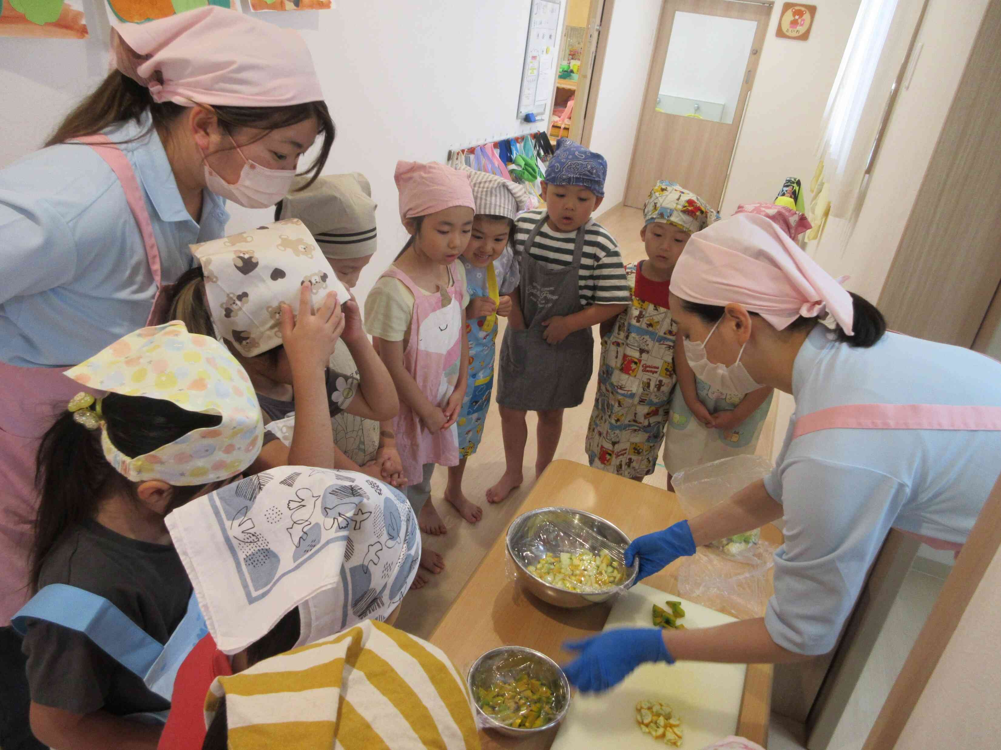 収穫した野菜がたくさん！「こんなに採れたの？」とびっくりしています。