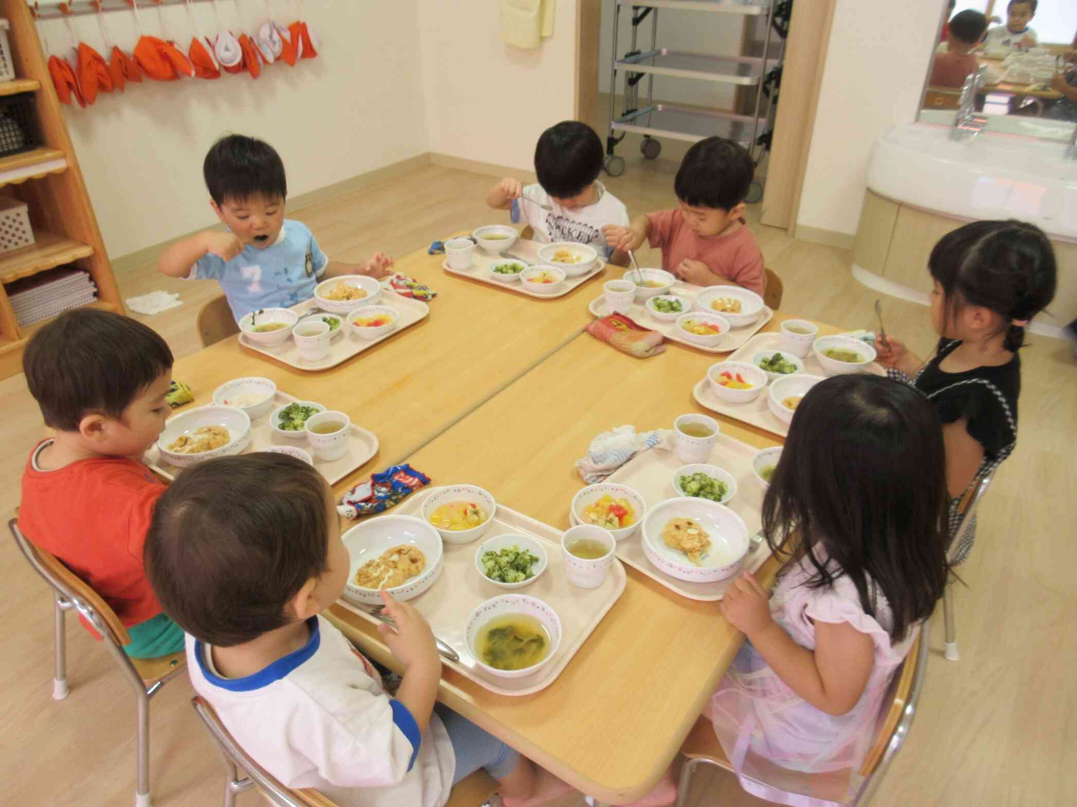 テーブルを囲ってみんなで食べました！