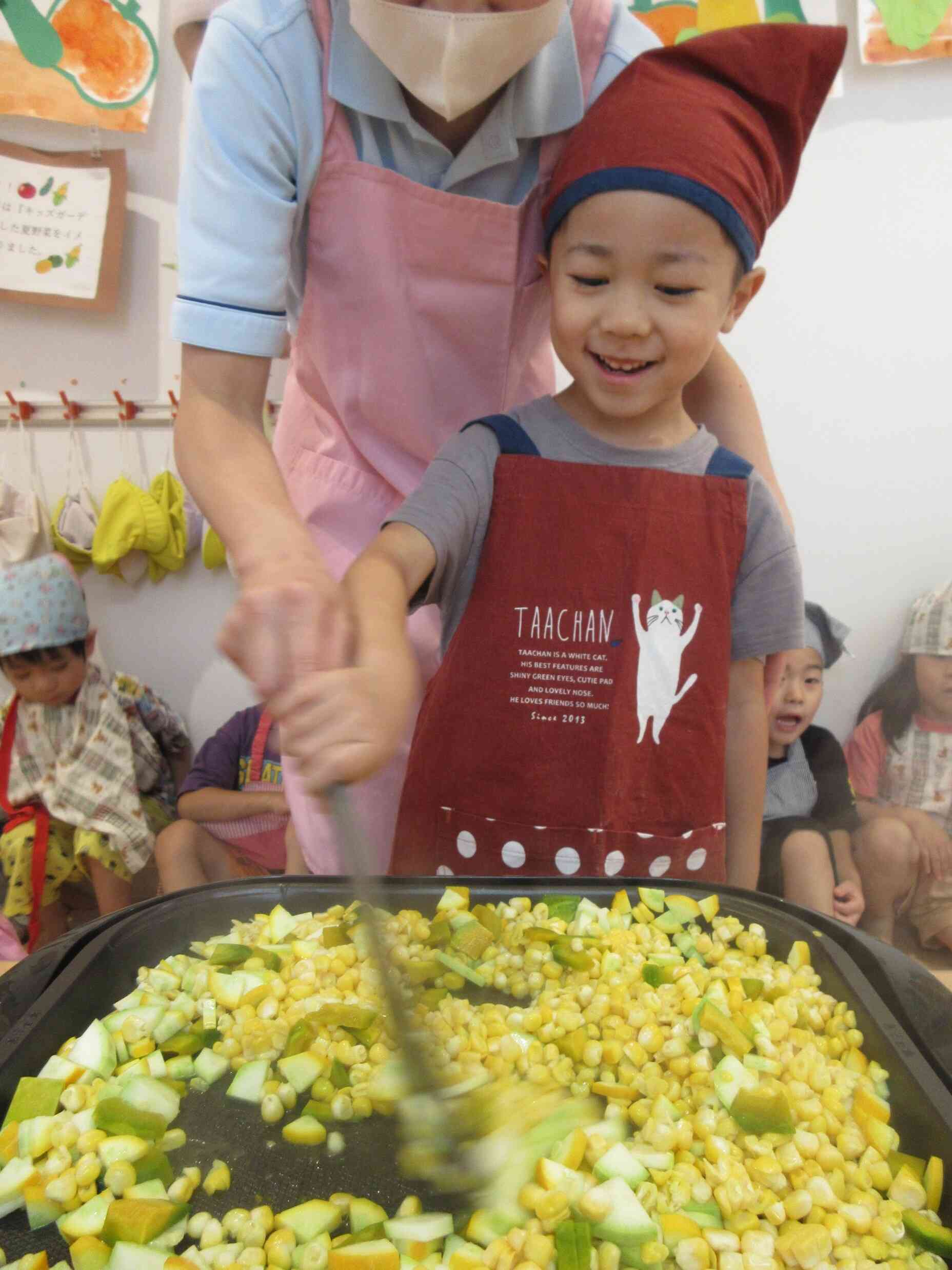 午後には３・４・５歳児クラスで野菜ソテーを作って食べました！