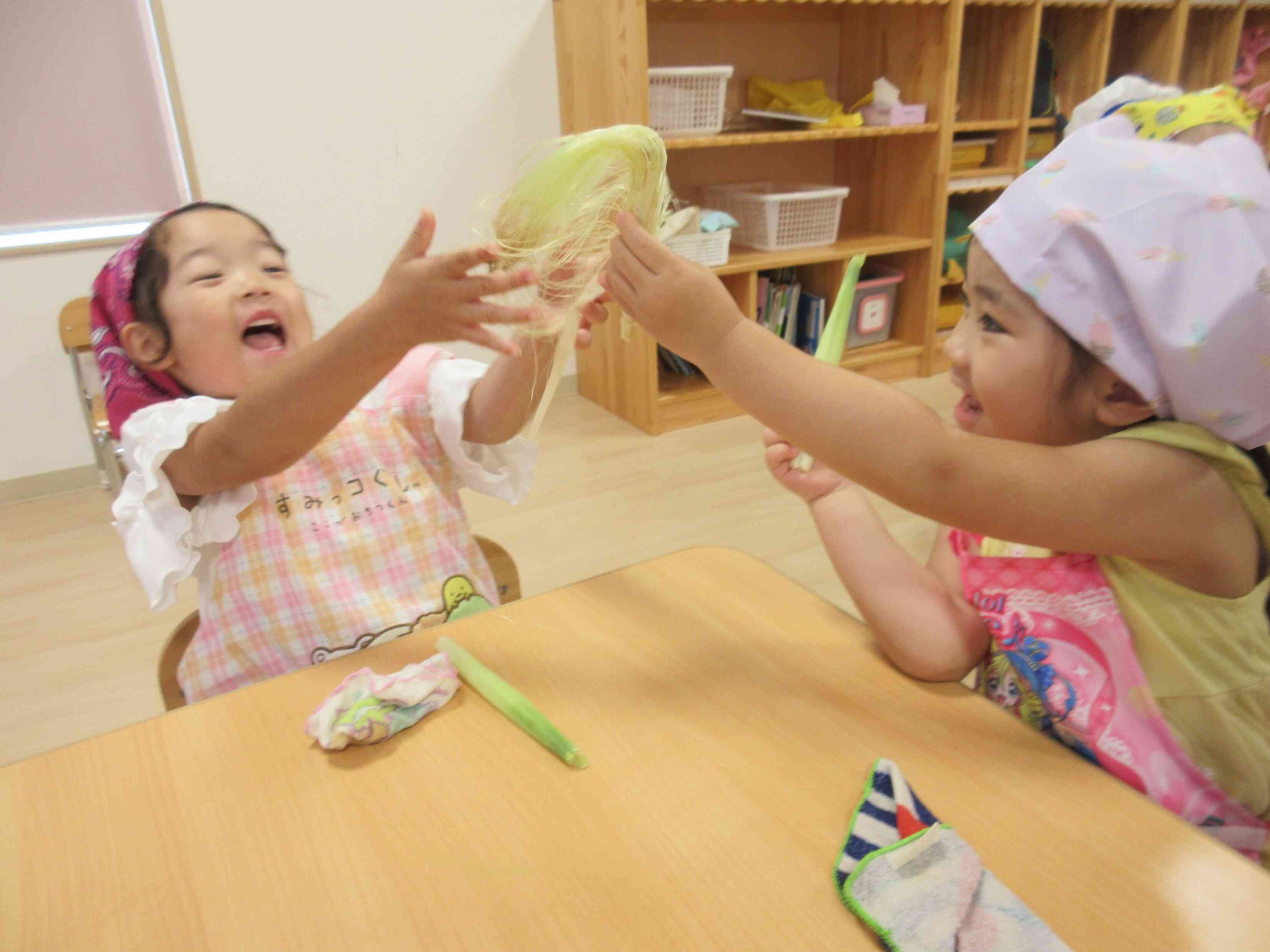 とうもろこしの「ひげ」を触って大喜び！楽しく野菜の育ちを感じることが出来ました。