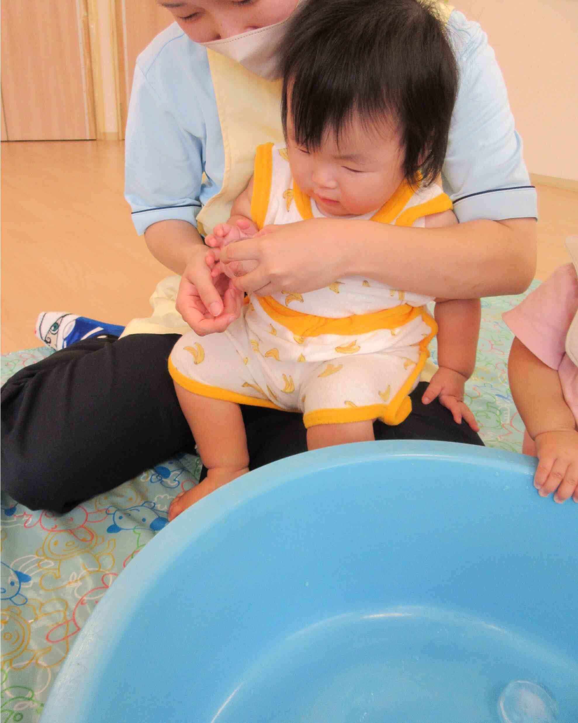 恐る恐る…きゃっ！冷たい！