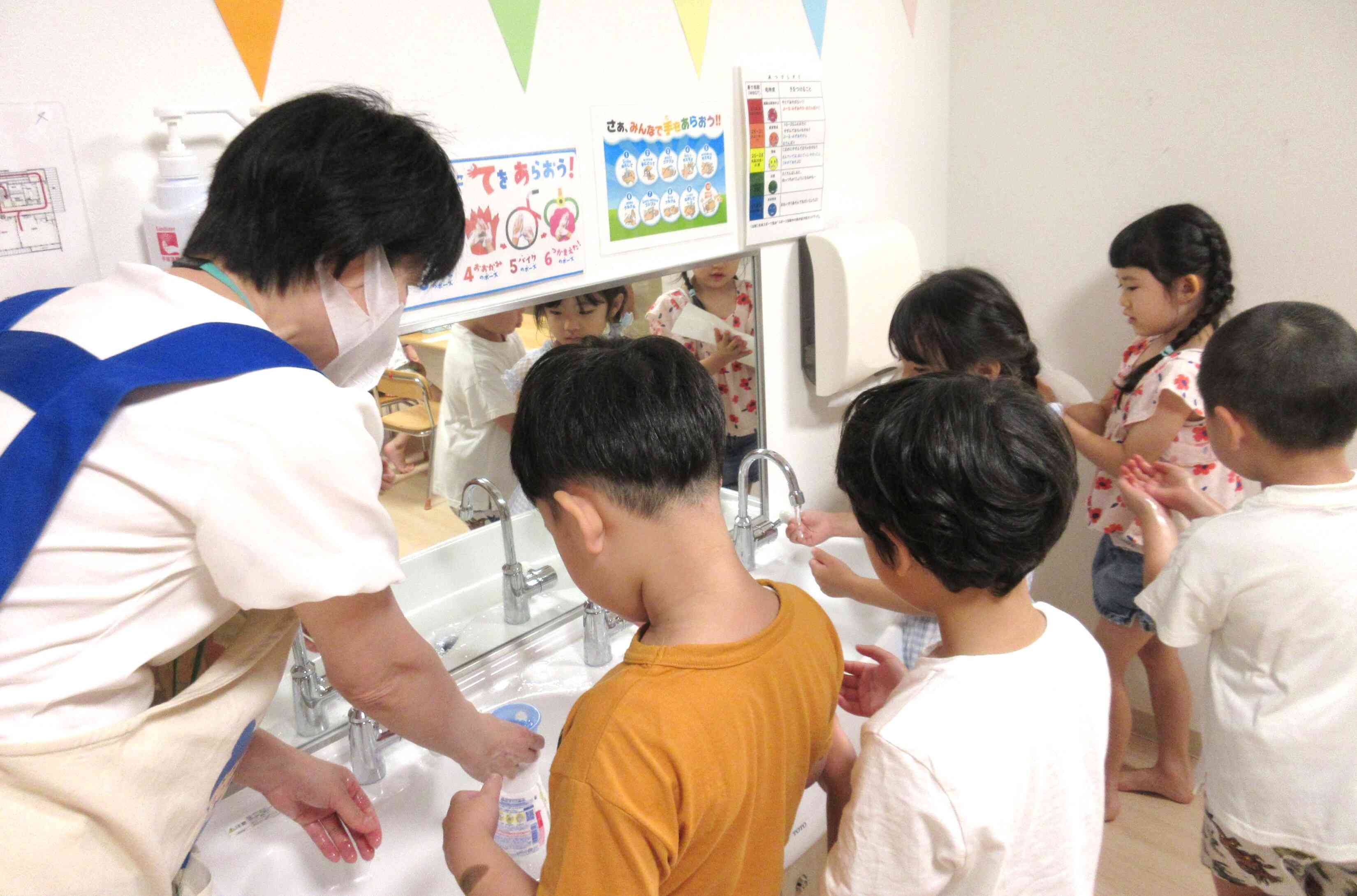 講師の方と一緒に、手洗いを実践！