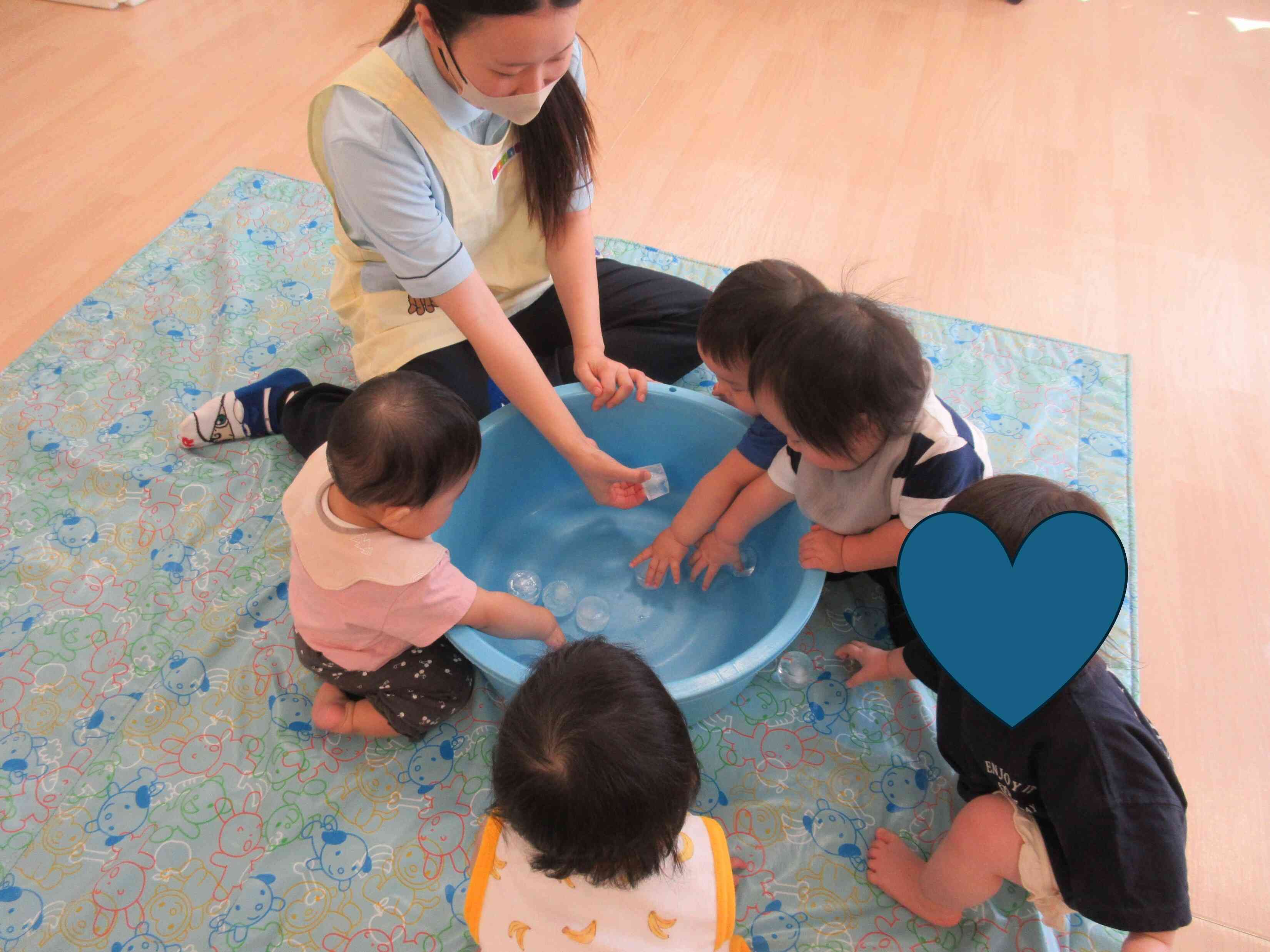 ～ひよこ組(0歳児)夏の感触遊び～