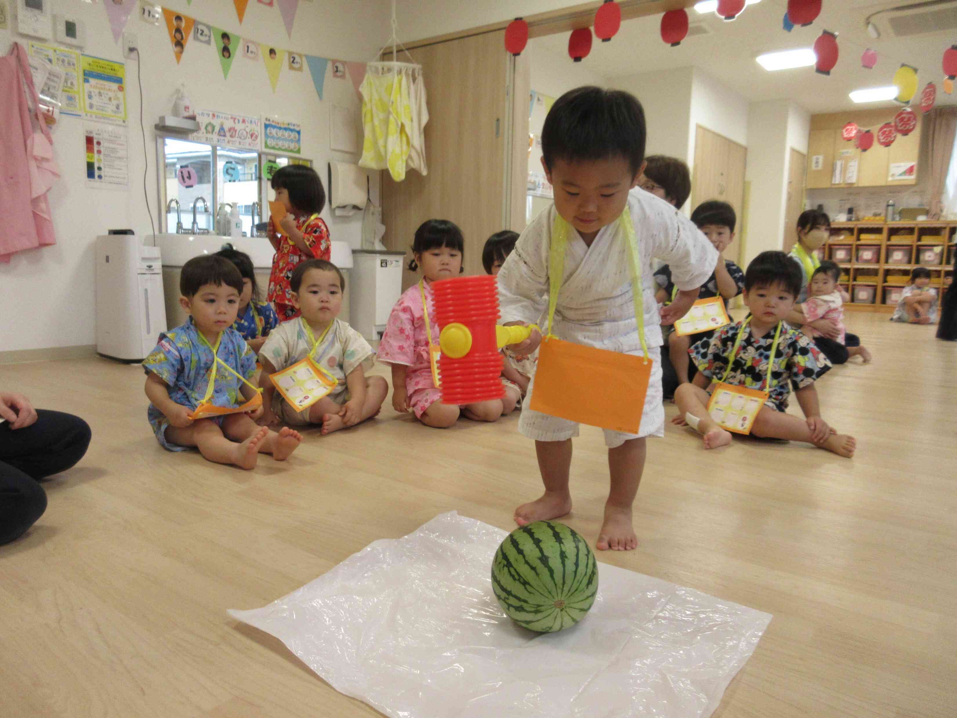 すいか割りに挑戦中！