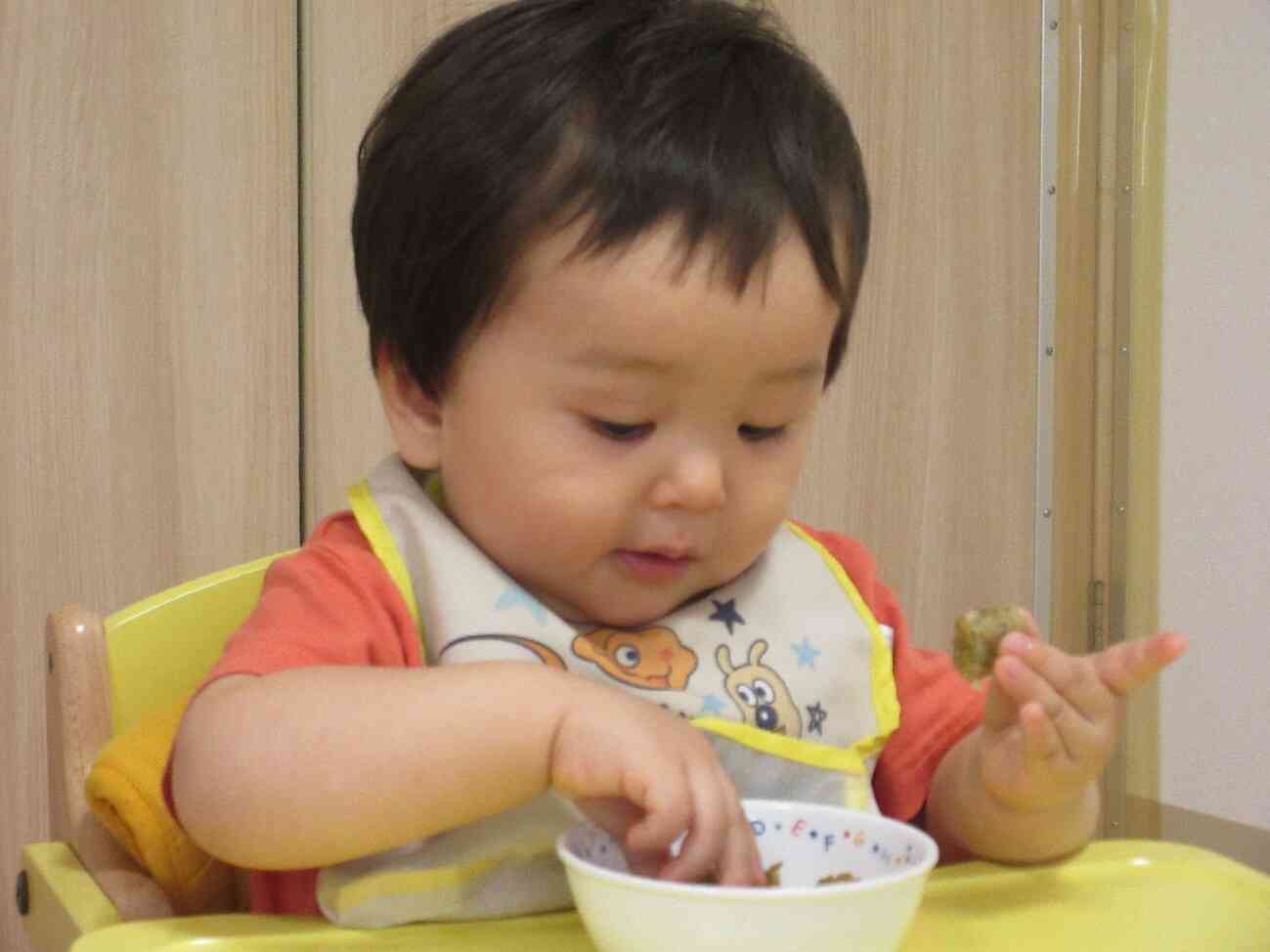 大好きなおやつに夢中です…!