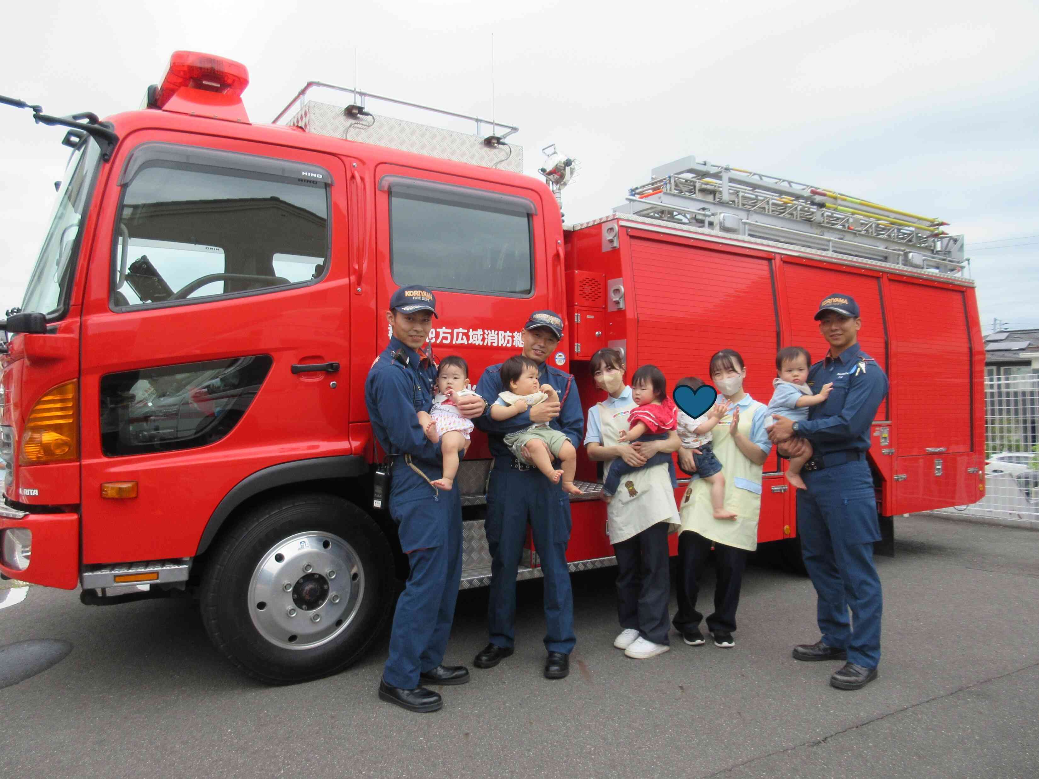 かっこいい消防車とハイチーズ☆消防士さんに抱っこしてもらえて嬉しいね！