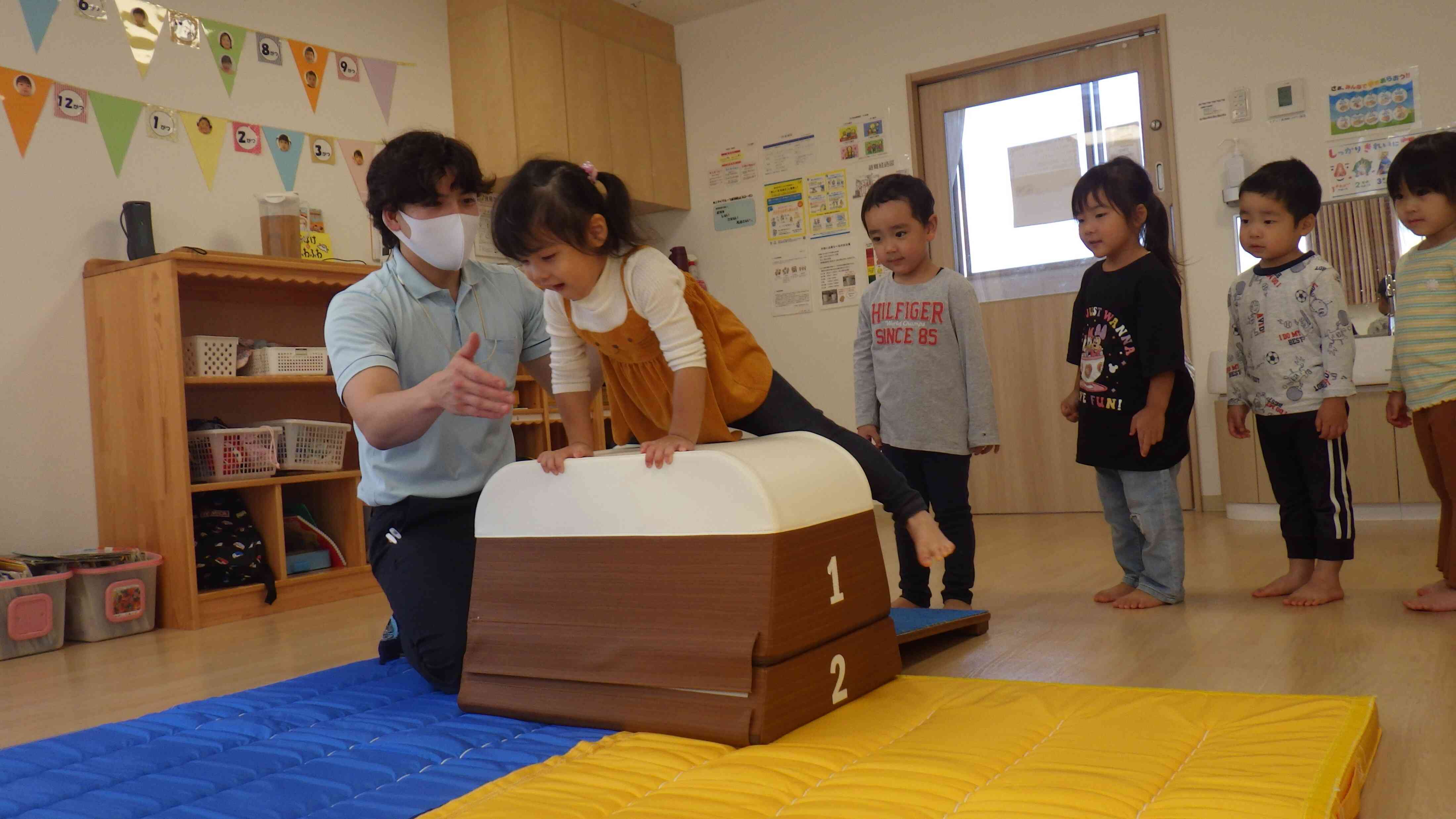 ３歳児～たいそう教室（跳び箱）～