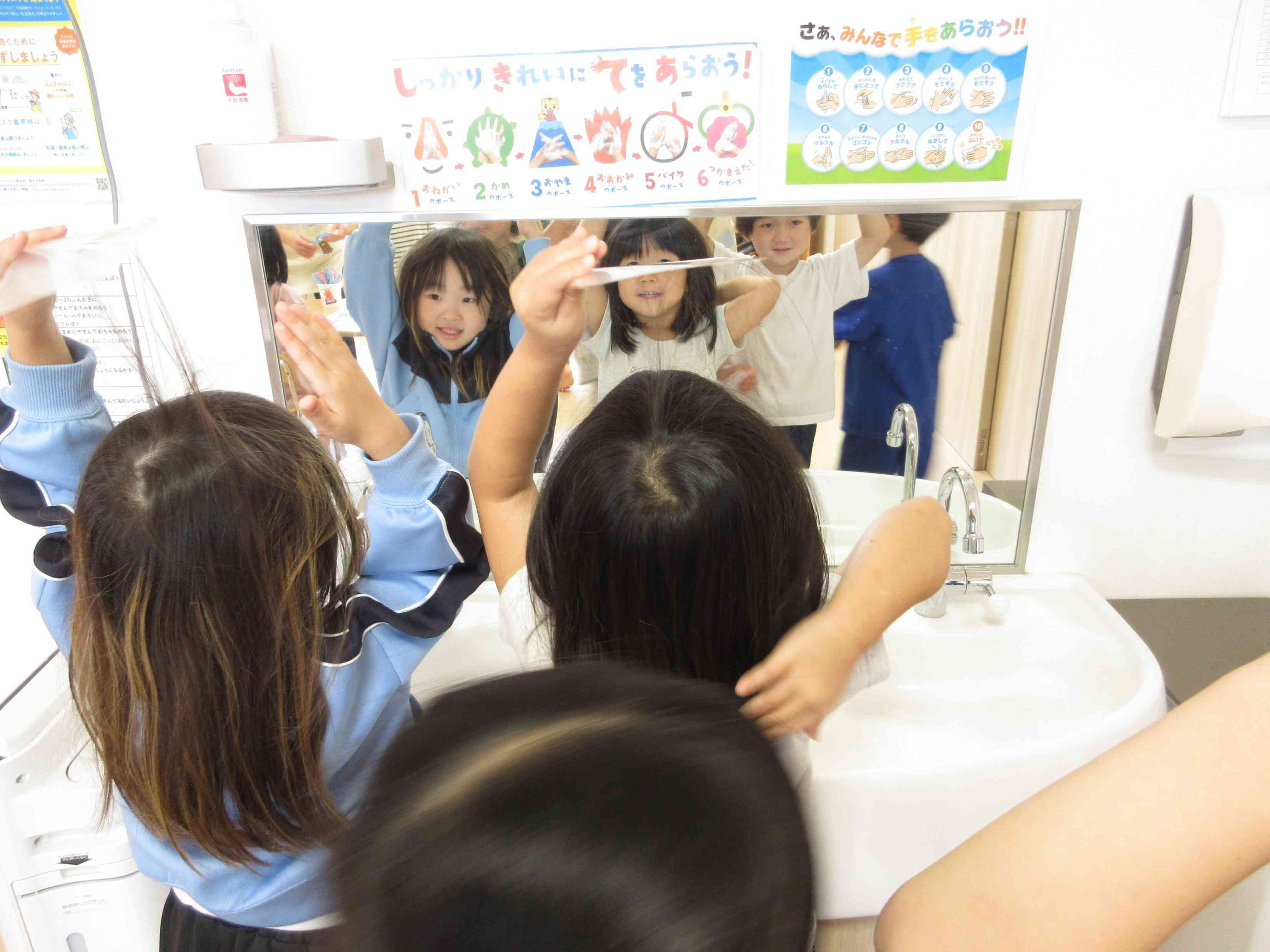 静電気で髪の毛がひっぱられてる!