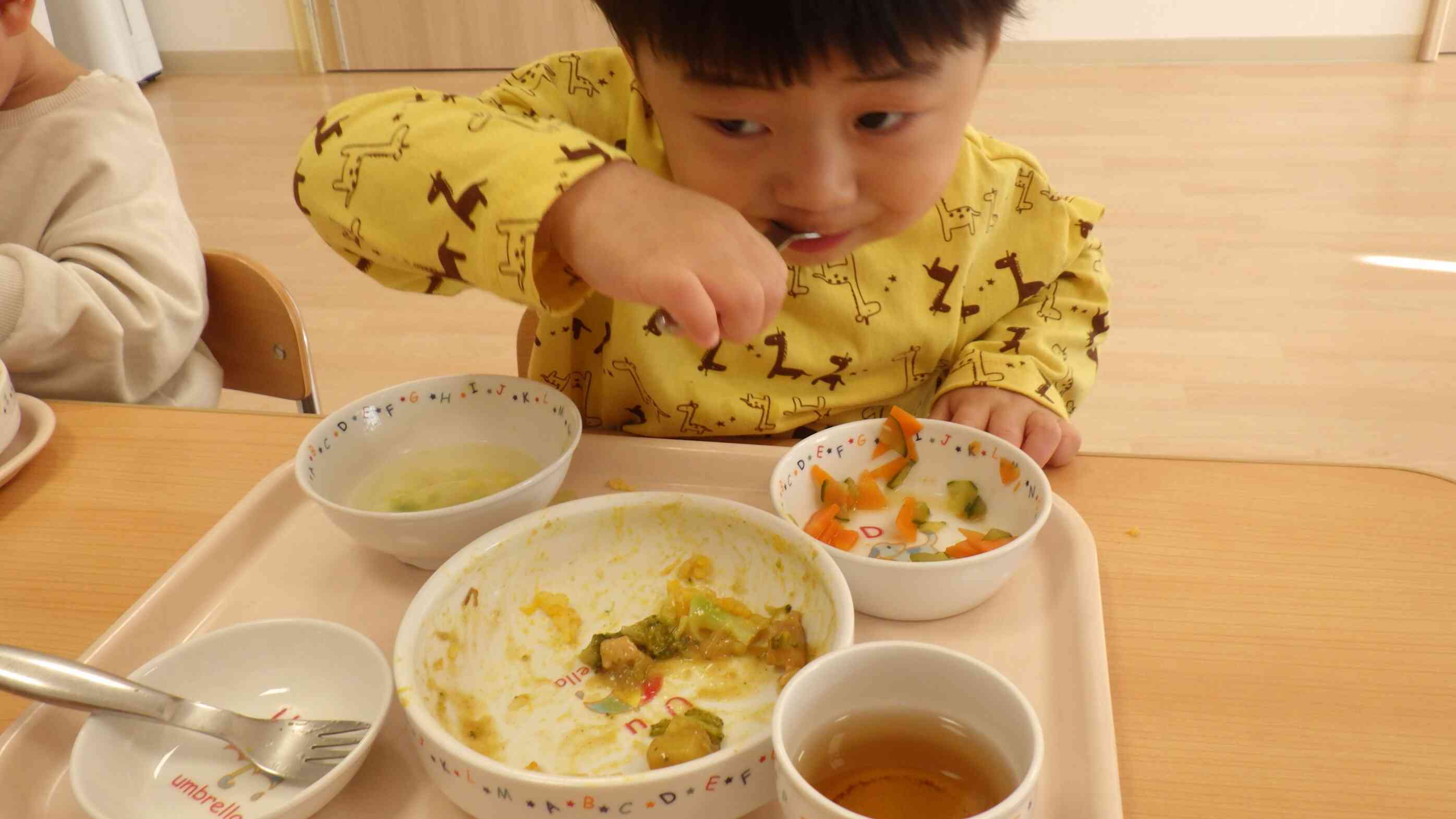 2歳児クラスのお友だち、お野菜もたくさん食べています☆