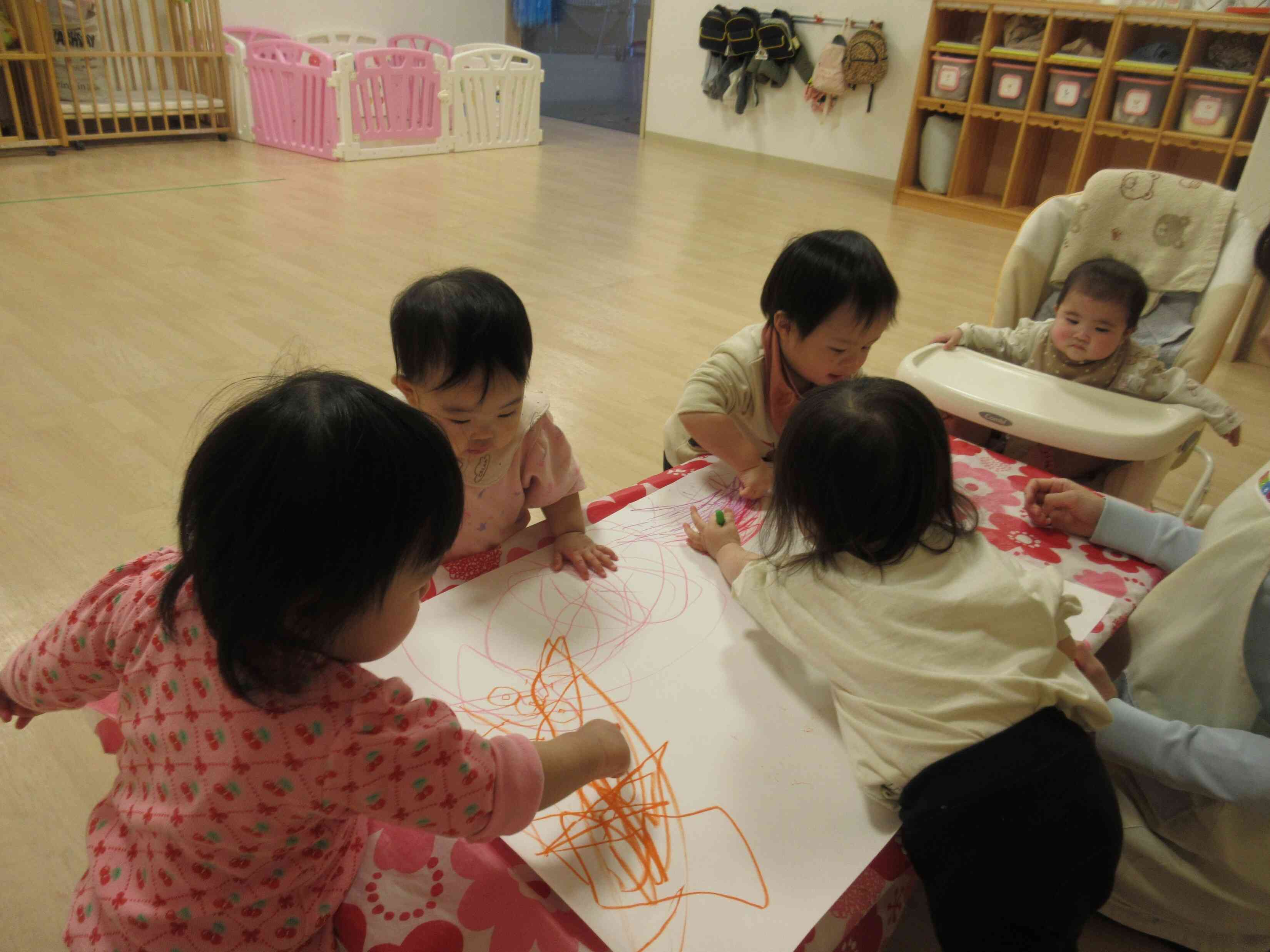 ひよこ組(０歳児)の様子～お絵描き遊び～