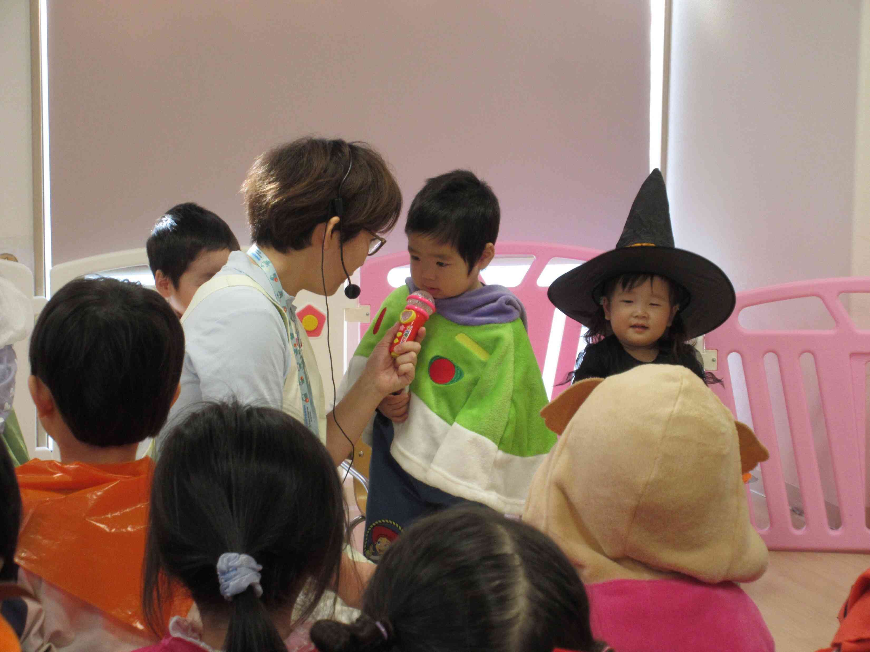 マイクを向けられてちょっぴり緊張気味♡