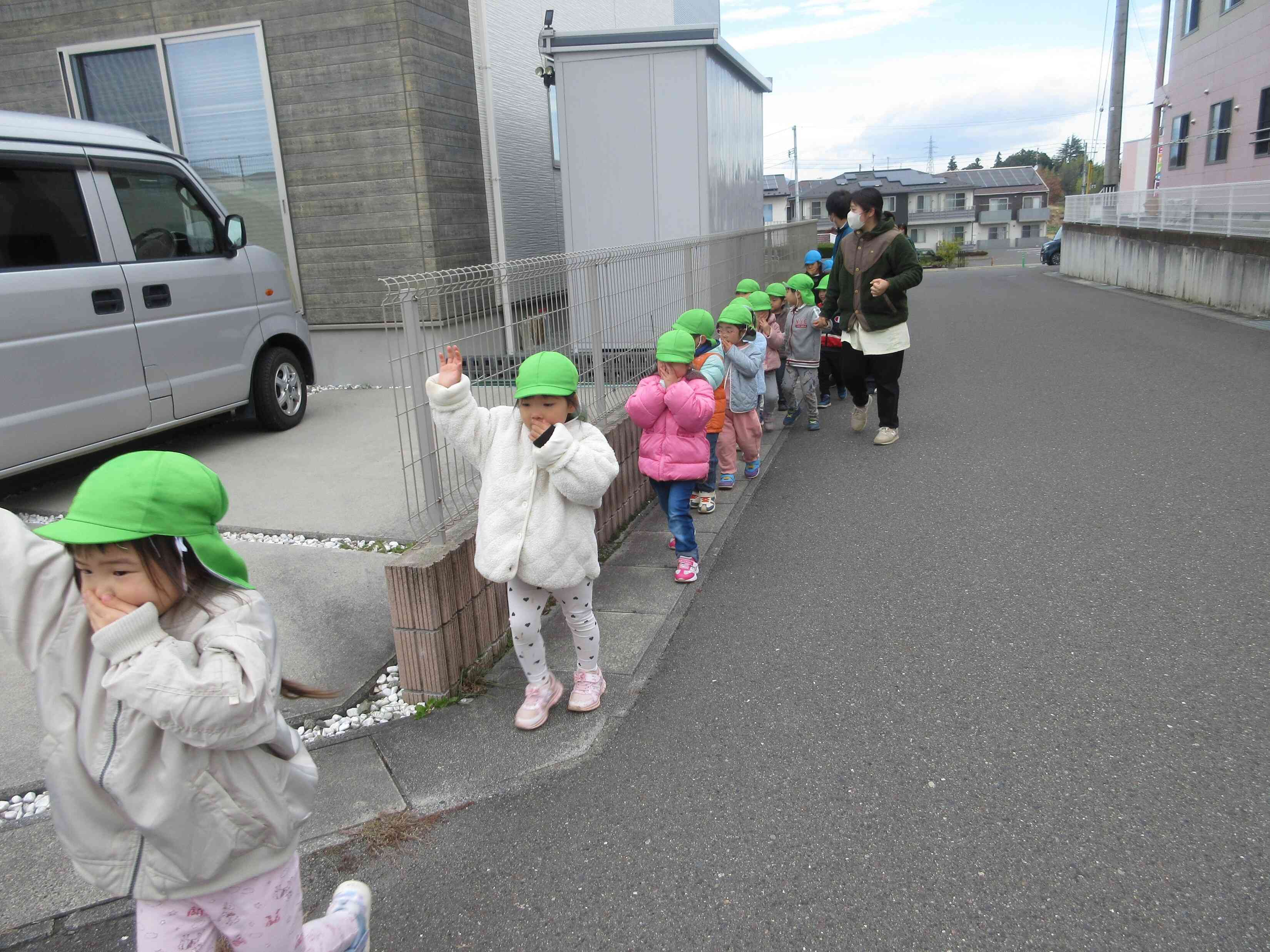 ちゃんと手を挙げて渡れています。