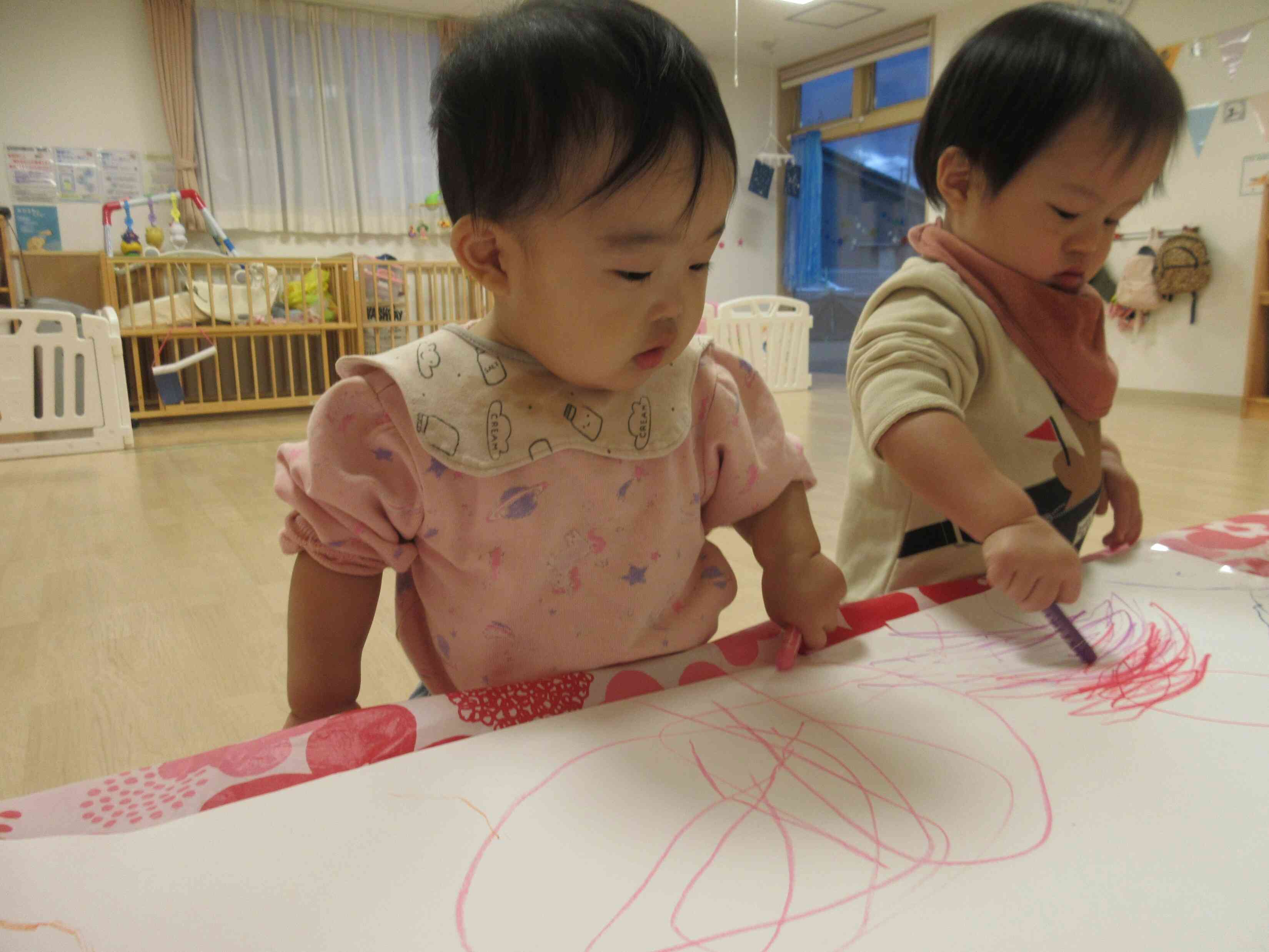 ピンクのクレヨンでぐるぐる～