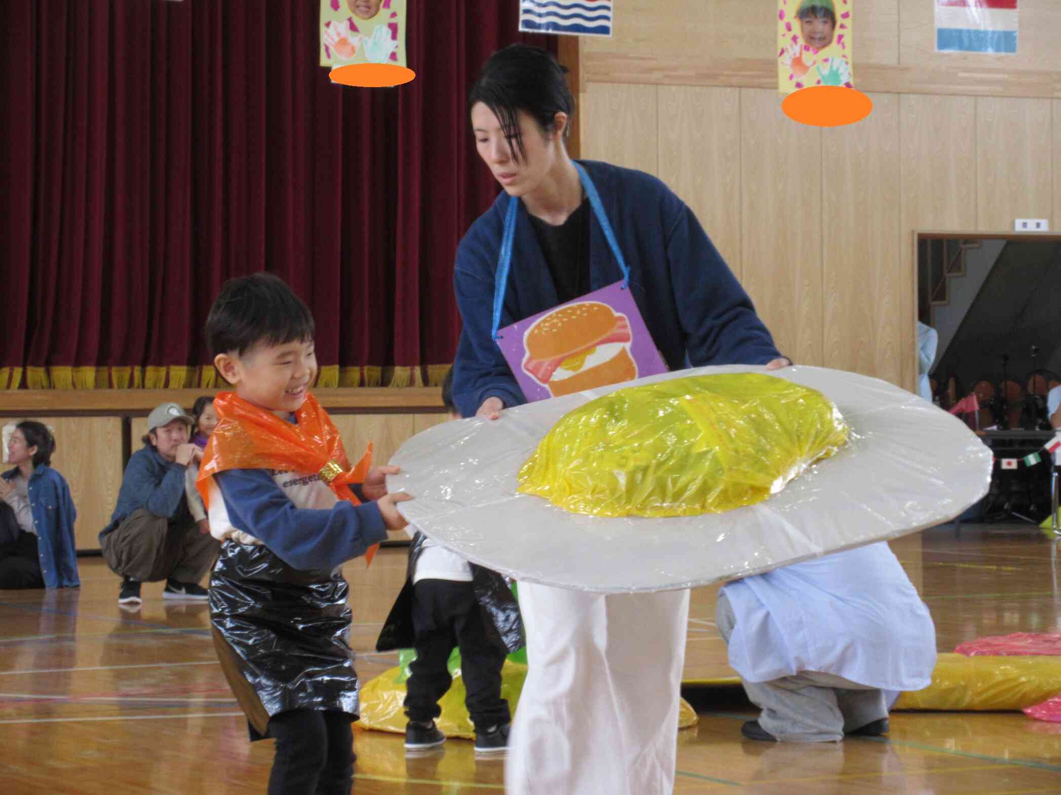 ３歳児親子競技「ハンバーガーつむつむ競争」